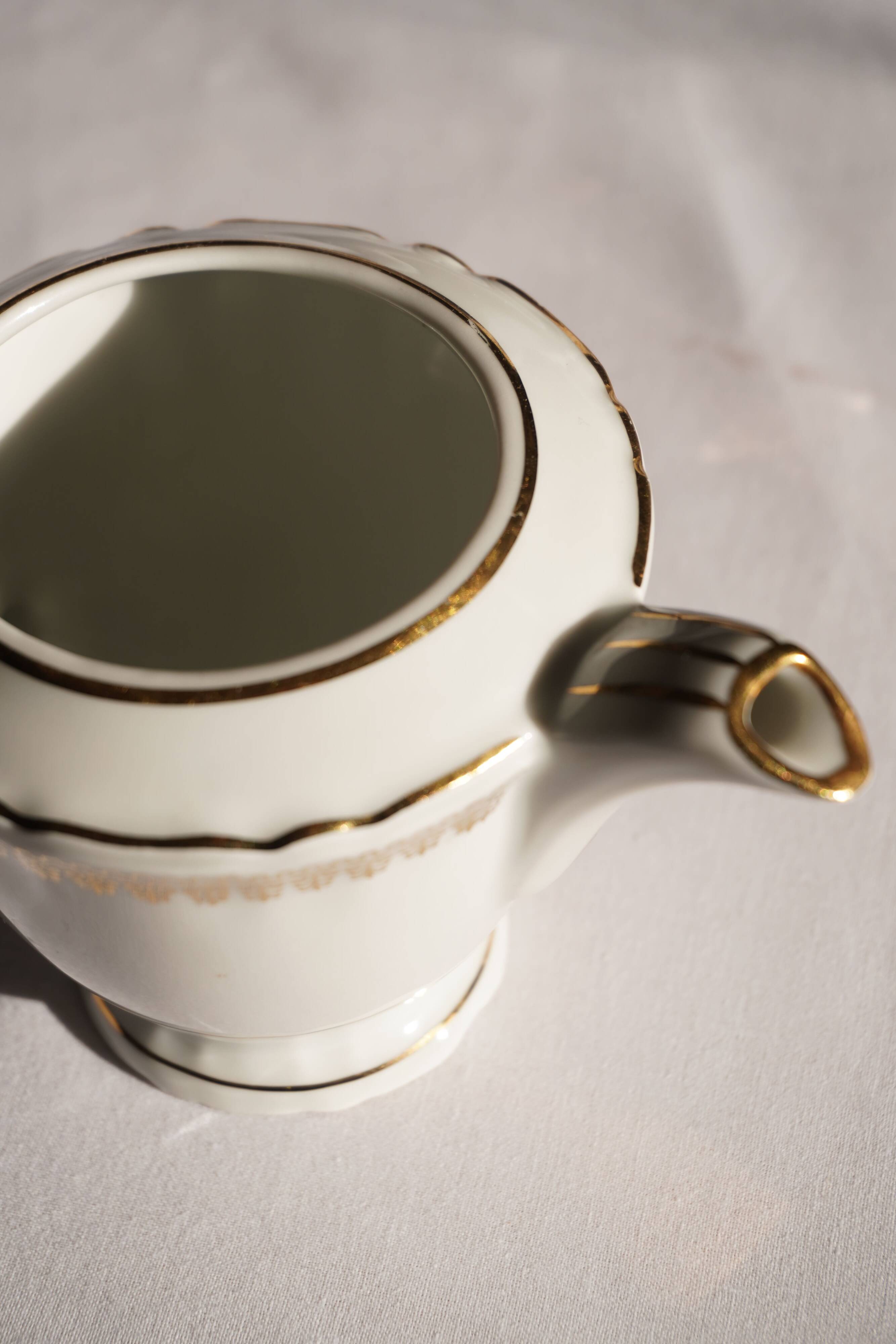 Pot à lait en porcelaine blanc et doré, Evor France