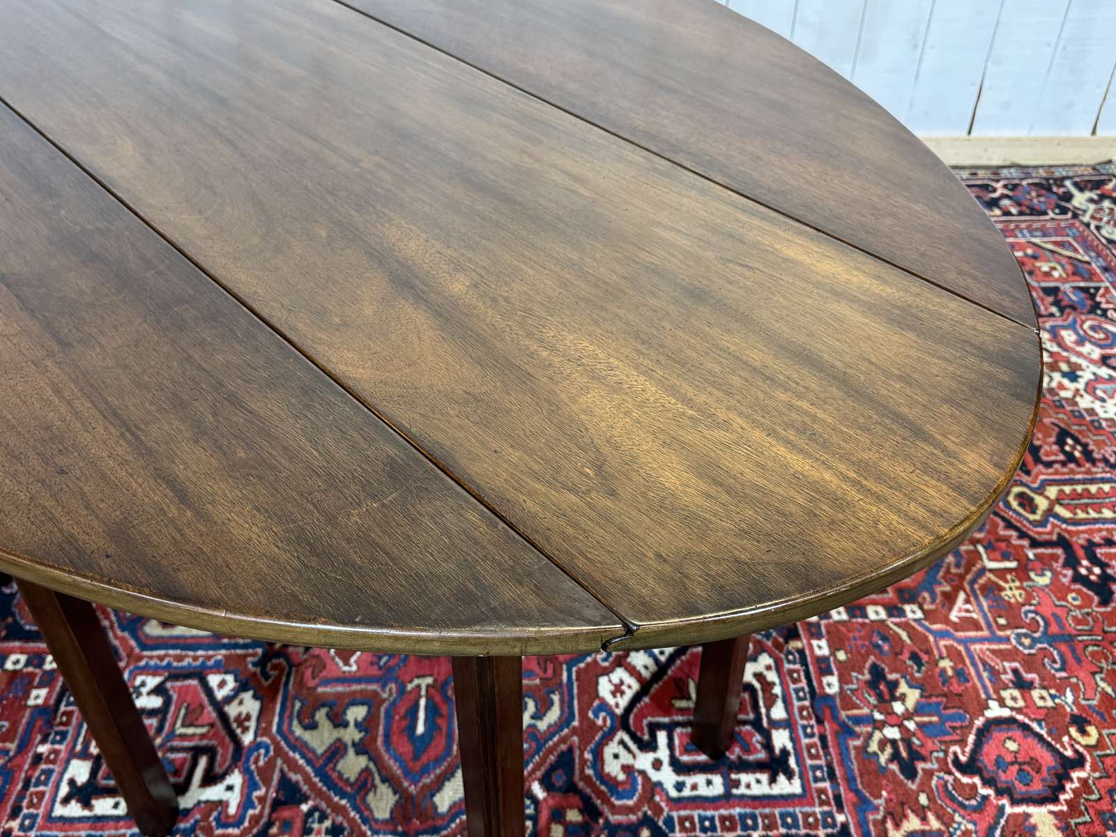 Drop-leaf English table in mahogany called Gateleg.