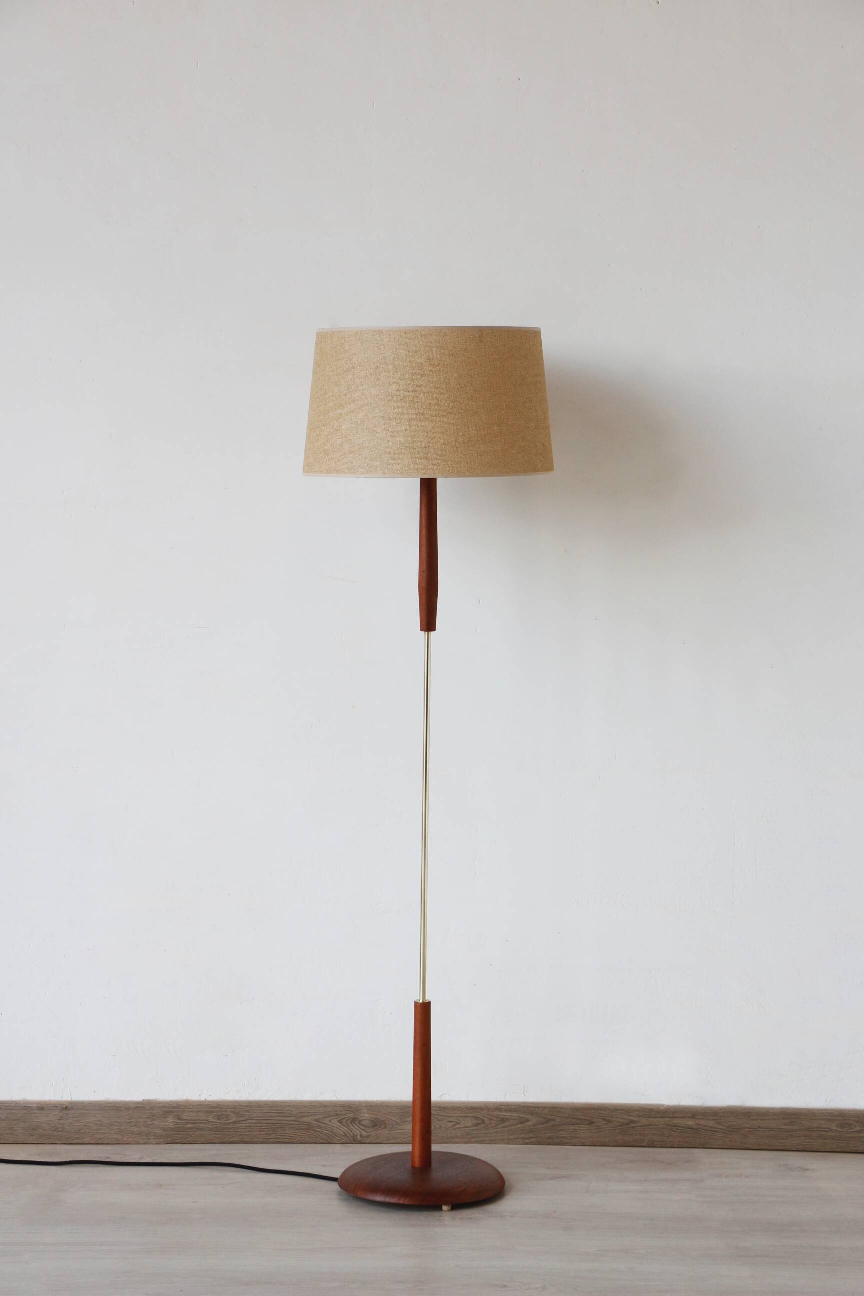 Vintage teak floor lamp from the 60s – renovated & chic design