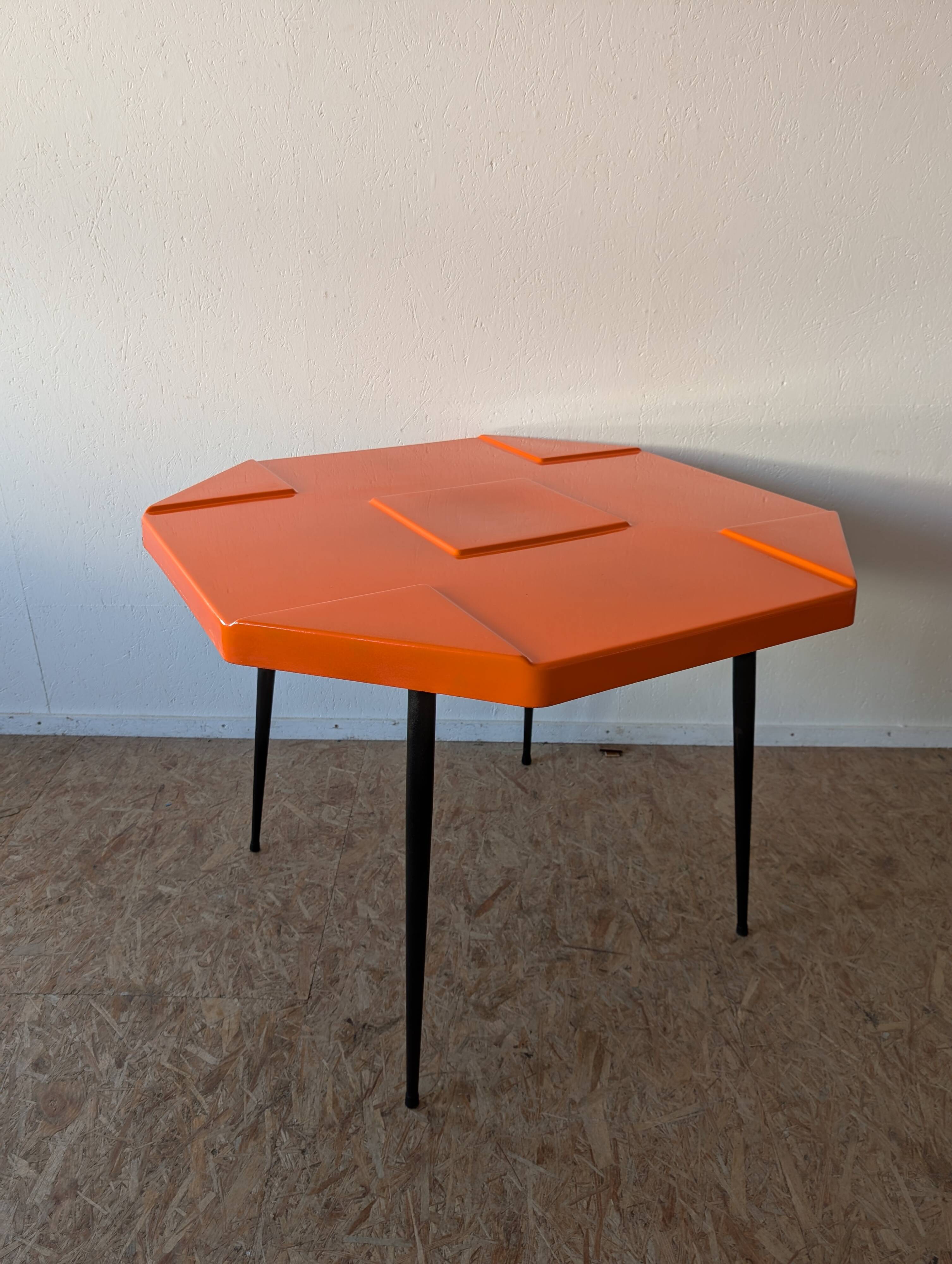 Set of 15 fibreglass tables from the 70s (11 orange and 4 grey) space age
