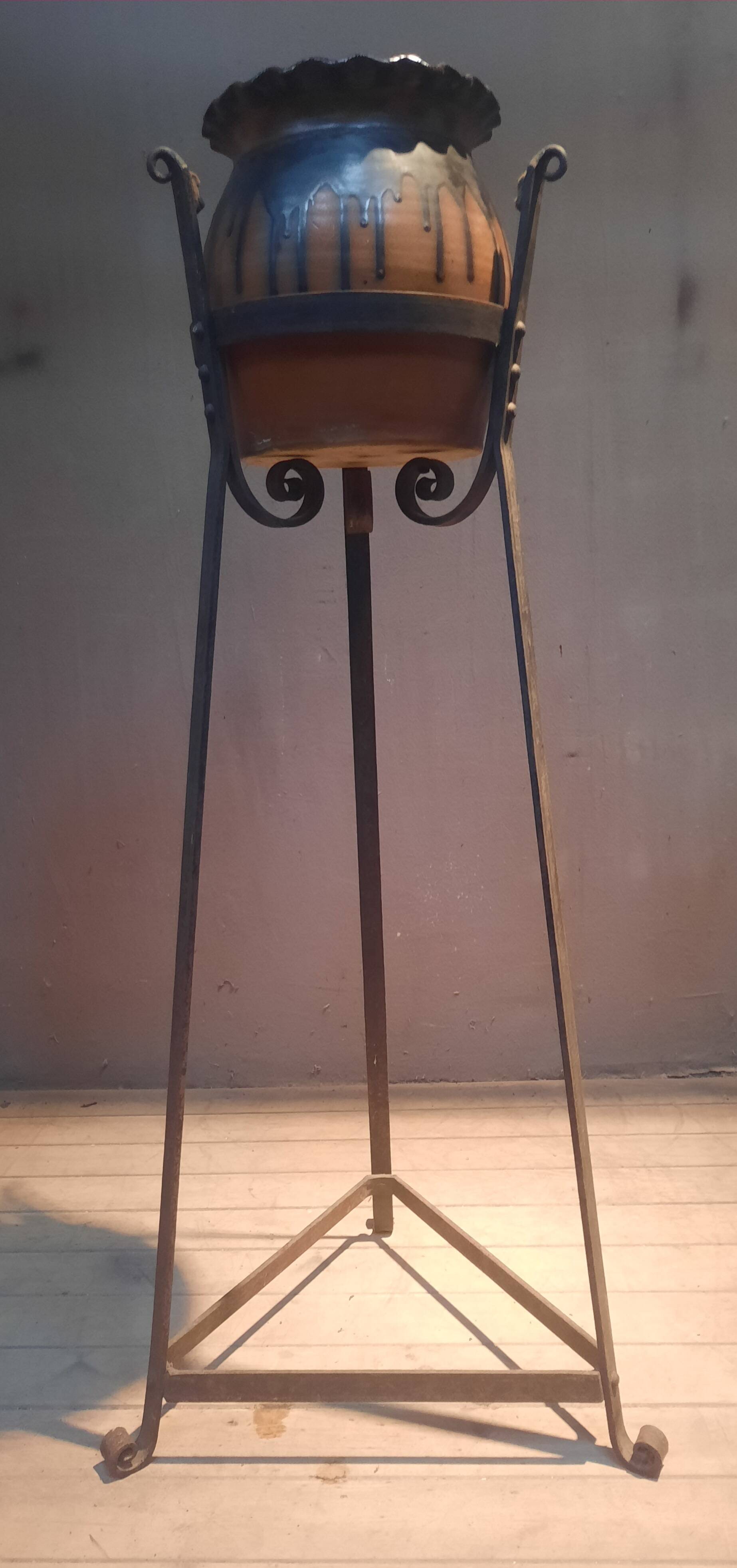 Metal pot holder structure