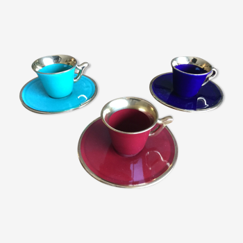 3 tasses et soucoupes à moka de couleurs bleu rouge et vert