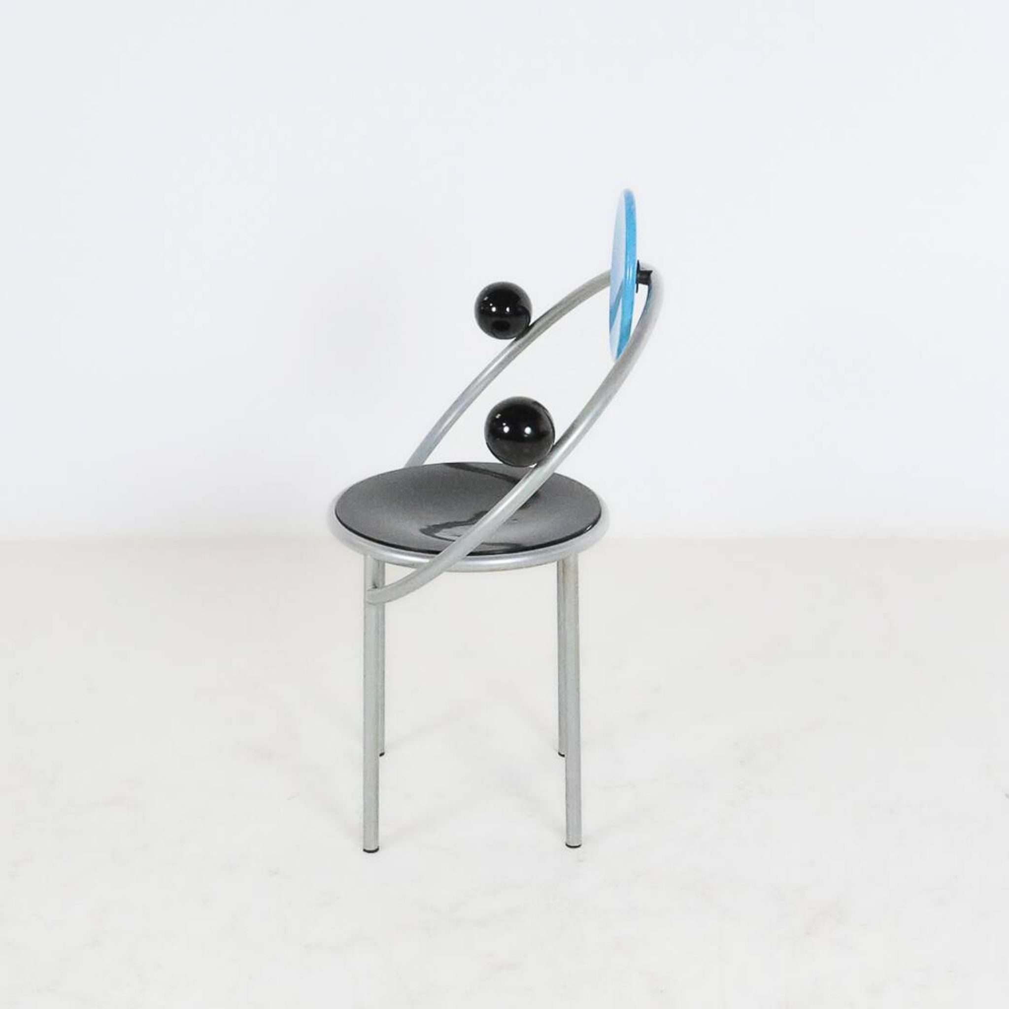 Première chaise de Michele De Lucchi pour Memphis Milano 1983