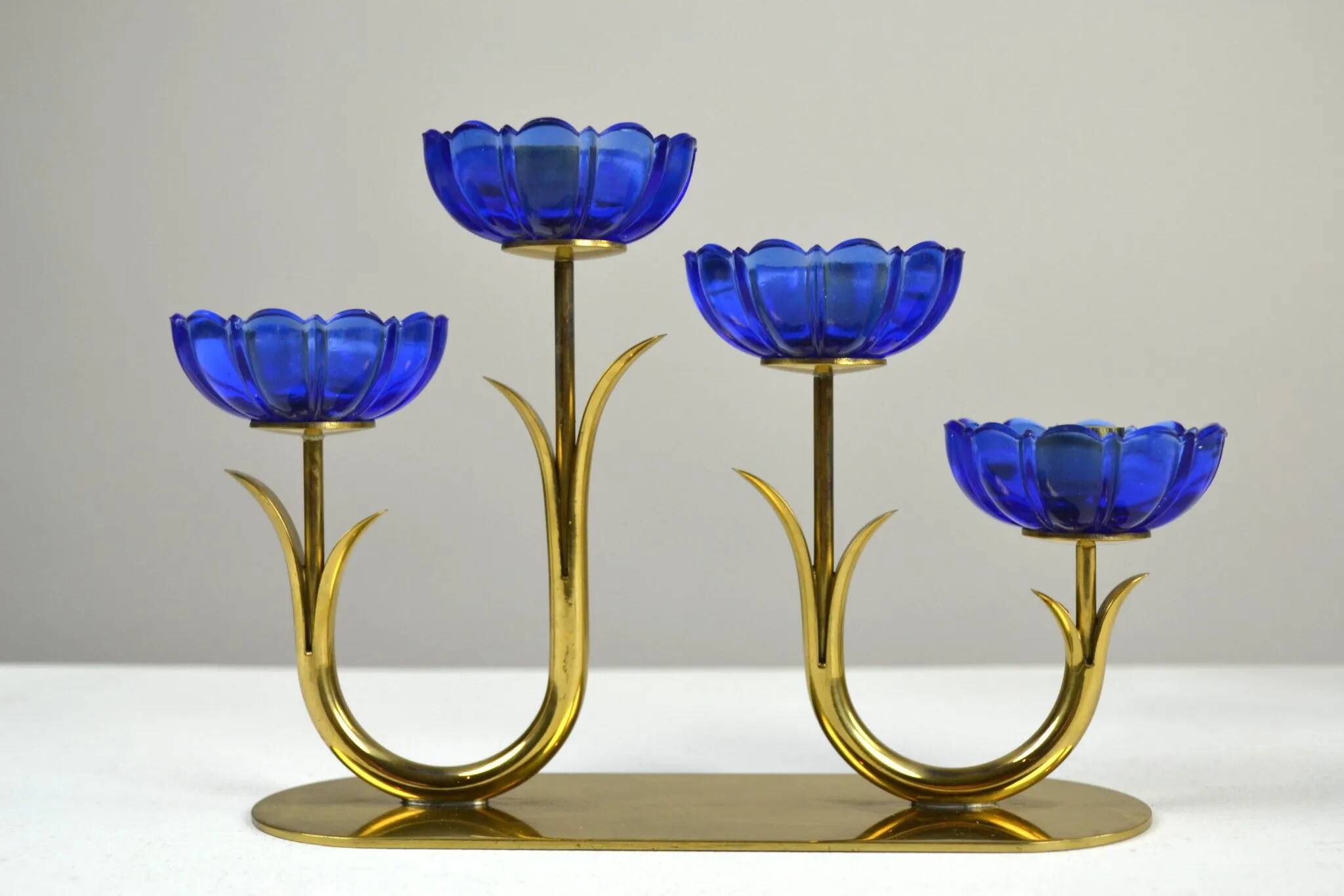 Bougeoirs en laiton massif et en verre artistique bleu cobalt par Gunnar Ander pour Ystad-Metall, Suède, années 1950.