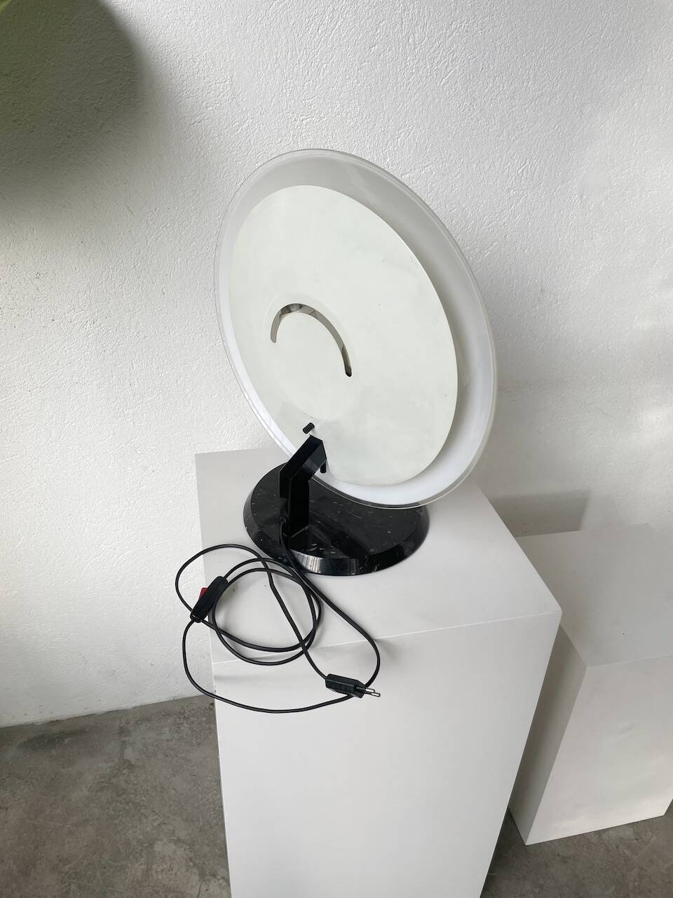 “La Perla” desk lamp by Bruno Gecchelin for Oluce 1980