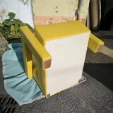 Paire de fauteuils en cuir jaune soleil