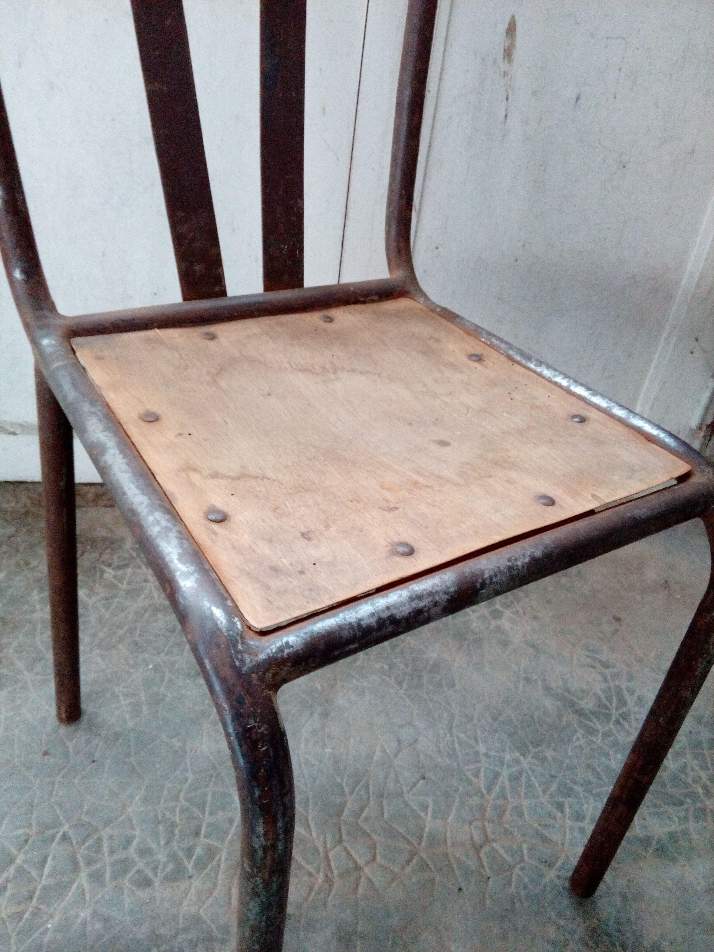 Chaise bistrot de style industriel métal et bois