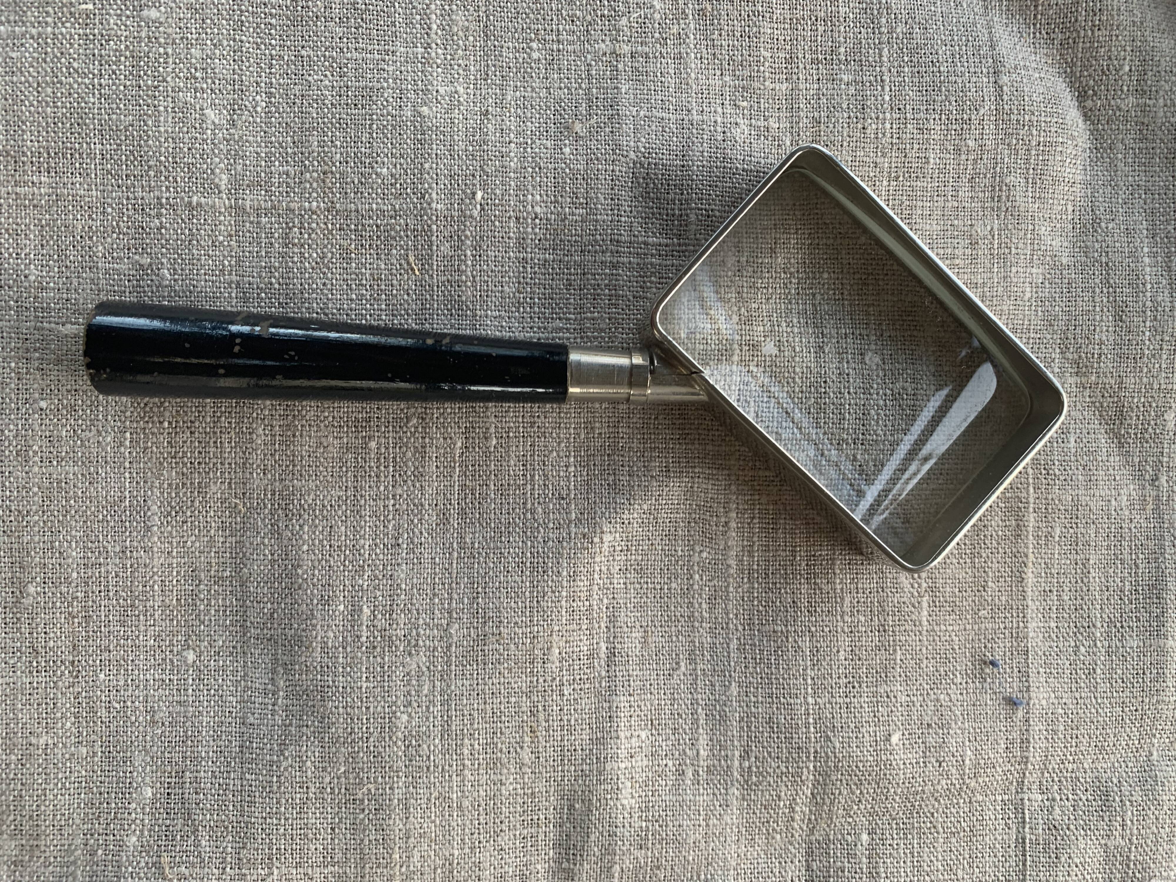 Old bicylindrical magnifier in its original vintage box
