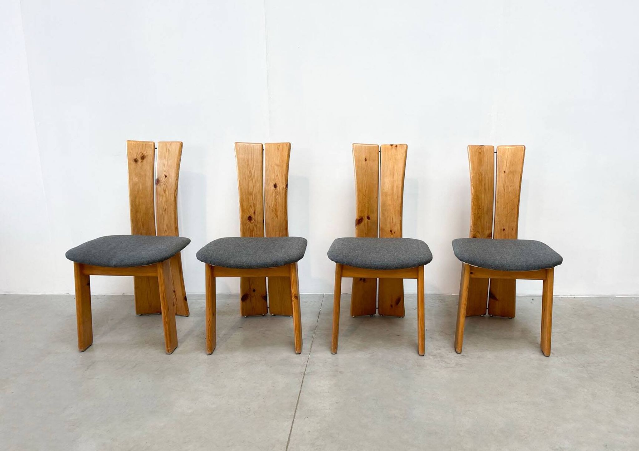 Ensemble de quatre chaises sculpturales brutalistes en chêne