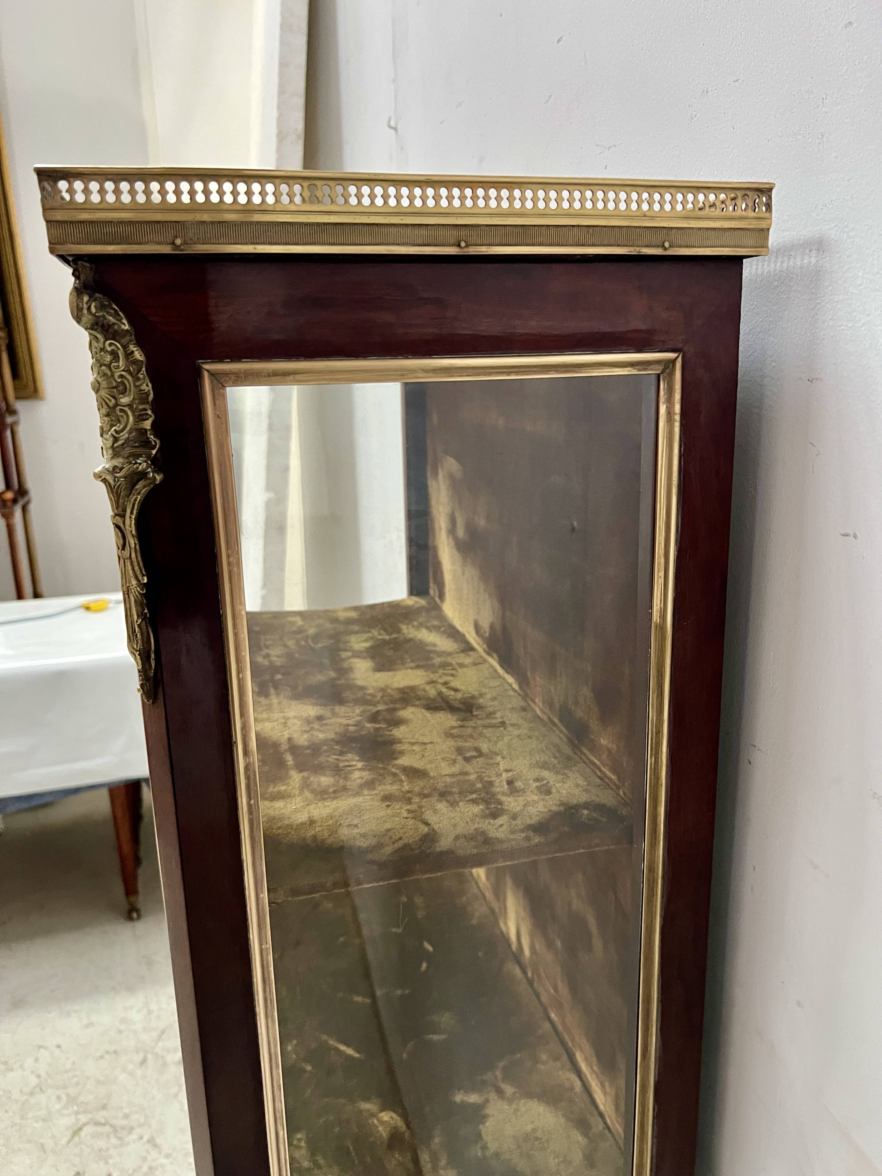 Louis XV style display cabinet in mahogany and bronze, 19th century.