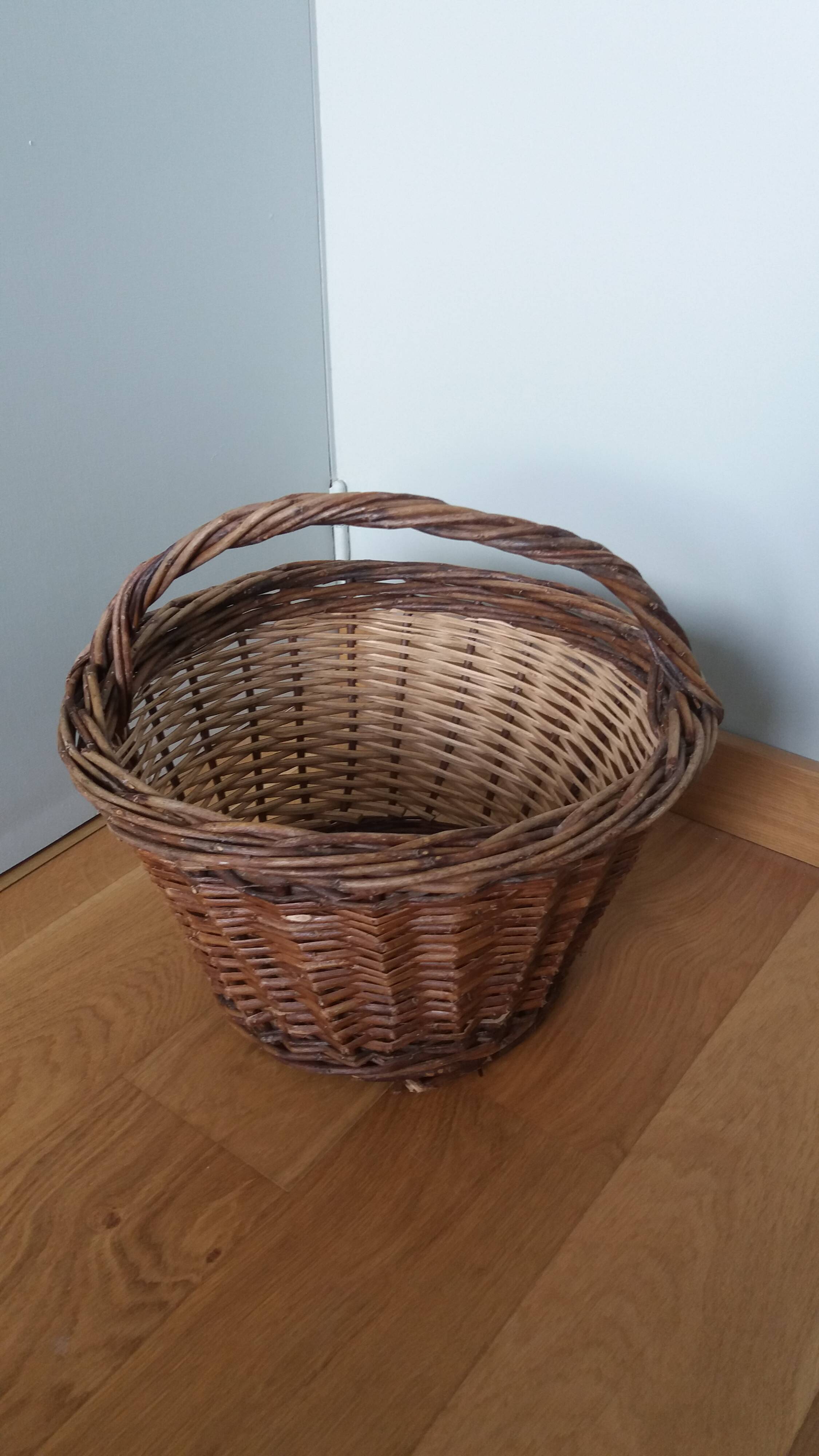 Woven wicker basket with handle