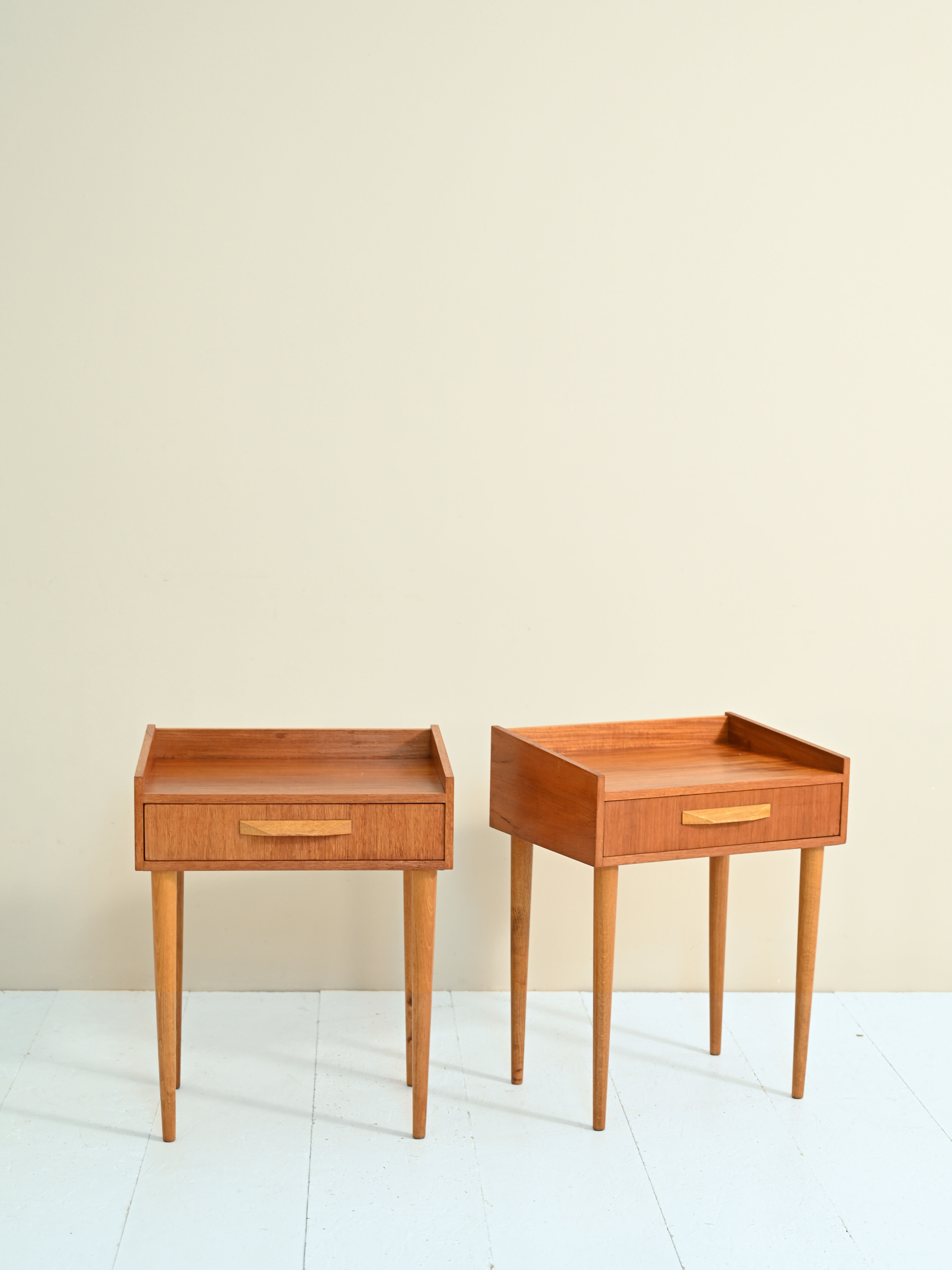 Paire de tables de chevet en teck
