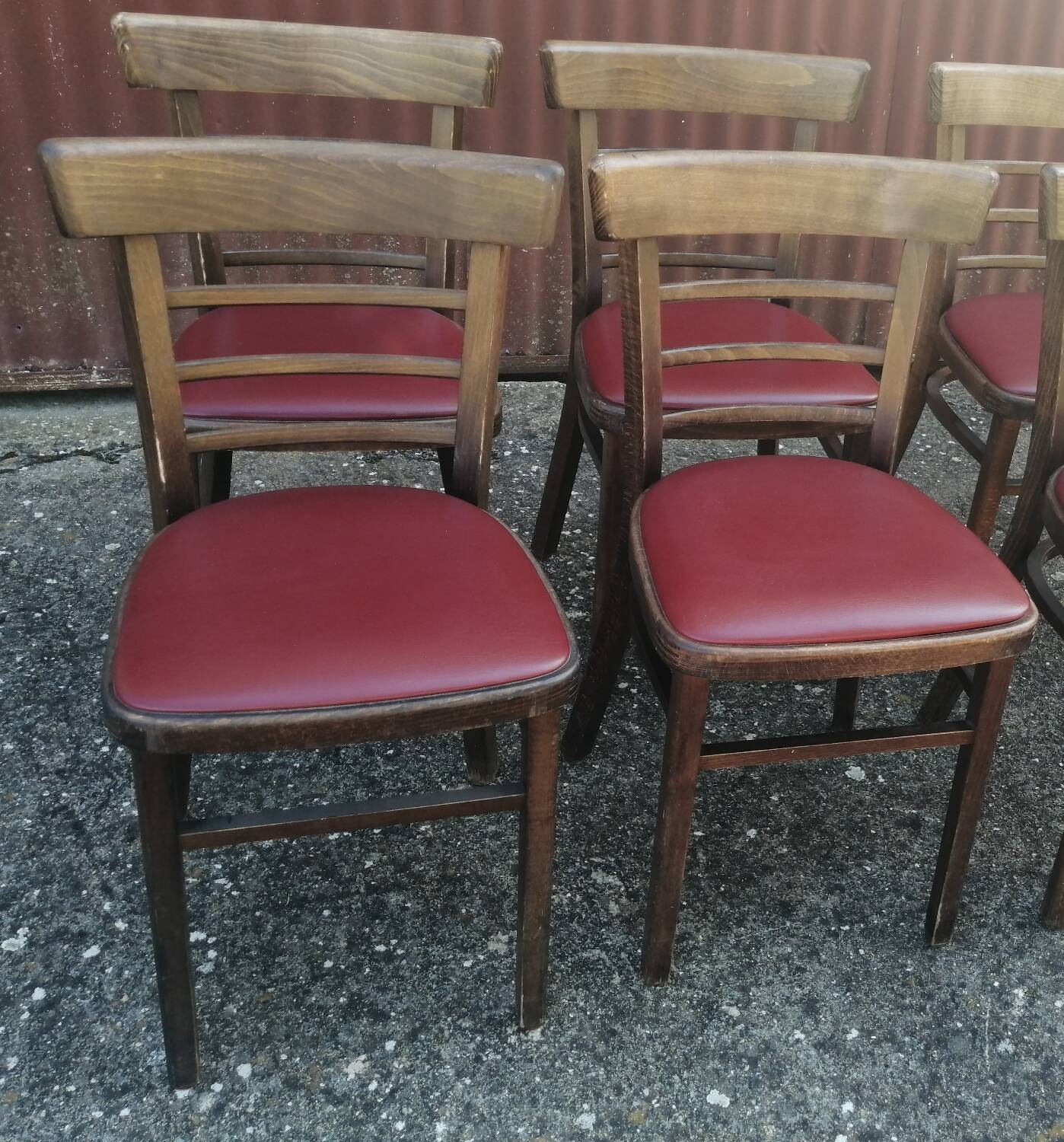 Lot de 4 chaises bistrot TON en bois courbé et assises en skaï rouge vintage.