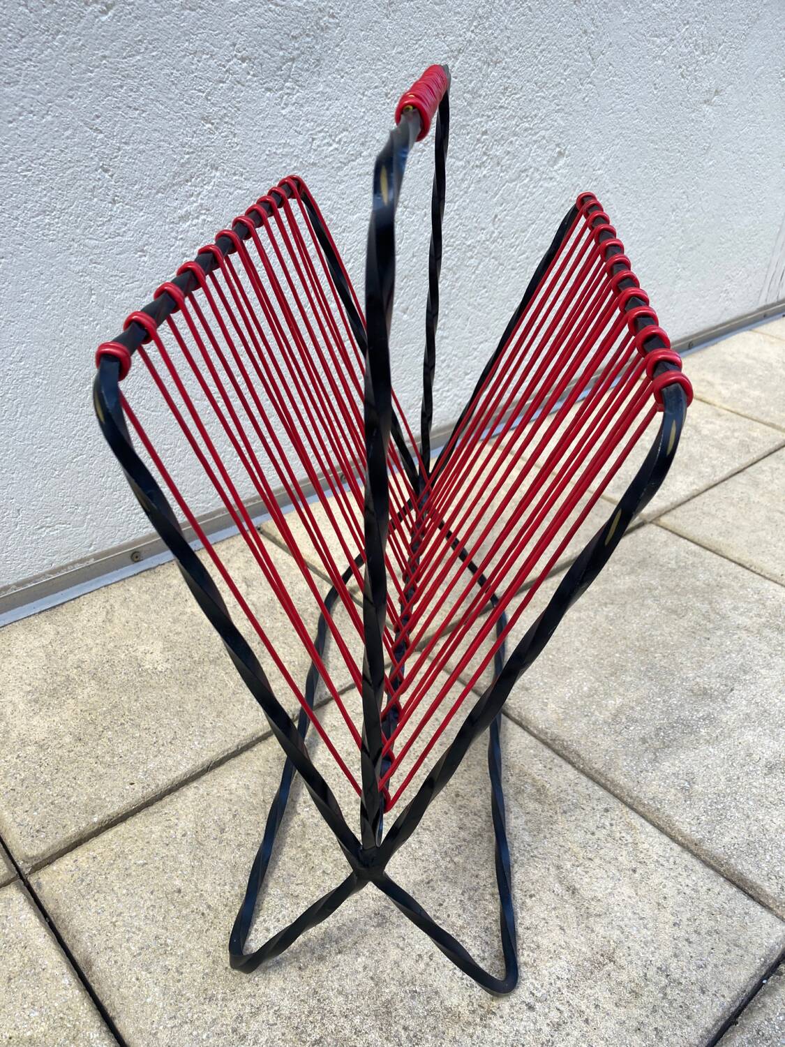 Scoubidou and wrought iron magazine rack