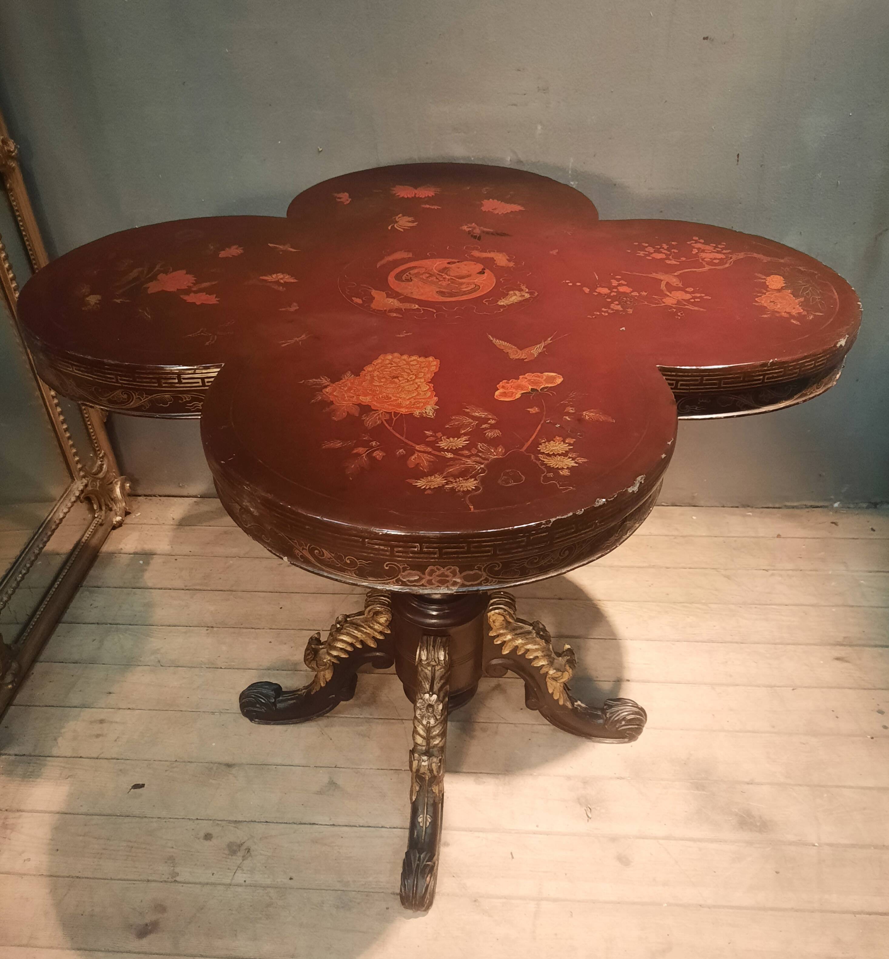 Guéridon with a polylobed top in Far Eastern lacquer.