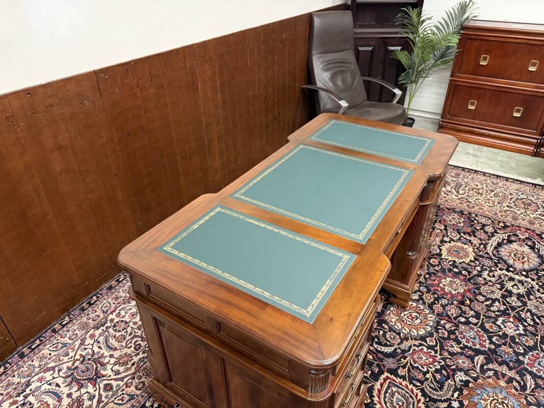 Bureau classique en cuir vert Partnerdesk