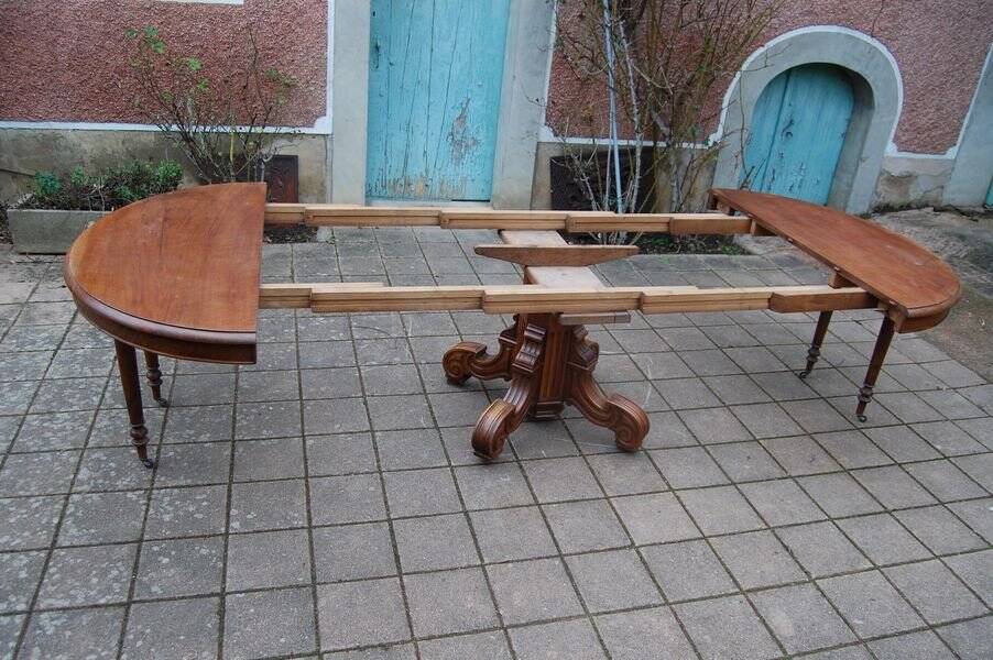 Napoleon III table in walnut from the late 19th century, 14 place settings with 3 extensions.