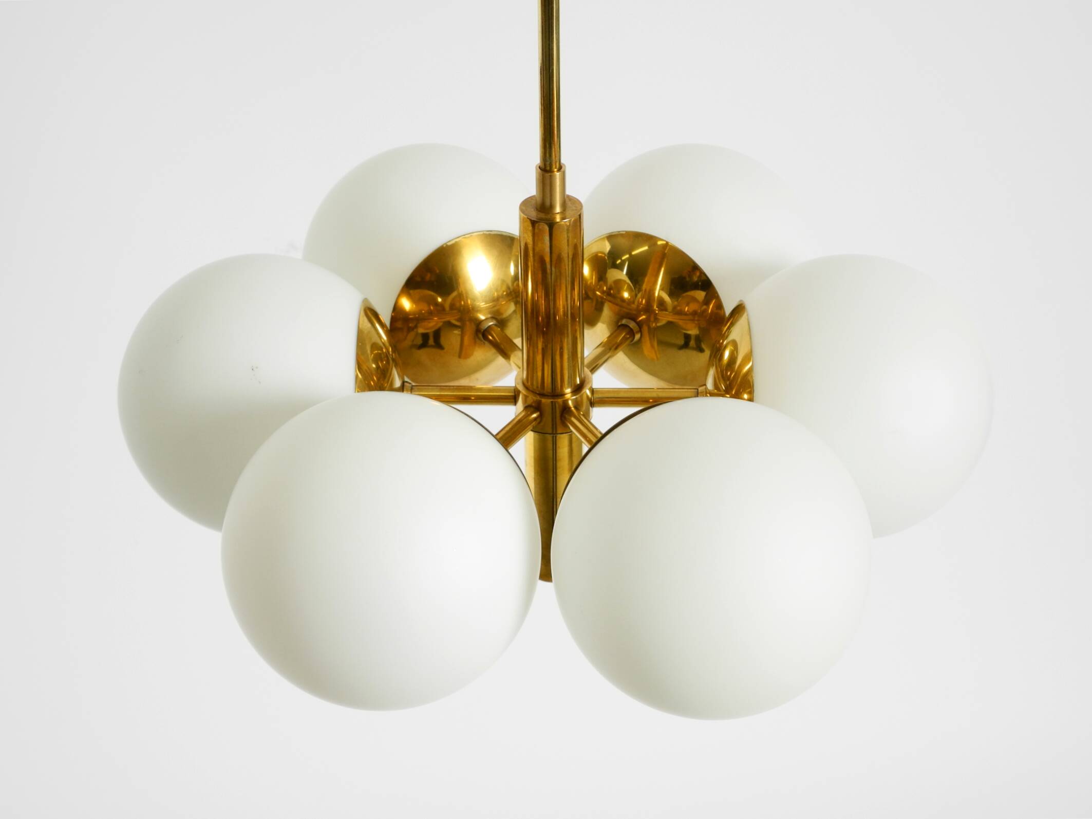 Suspension en laiton Kaiser Leuchten des années 1960 avec 6 abat-jours en verre opale.