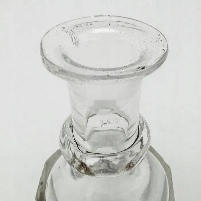 E8S carved glass carafe in Biedermeier style
