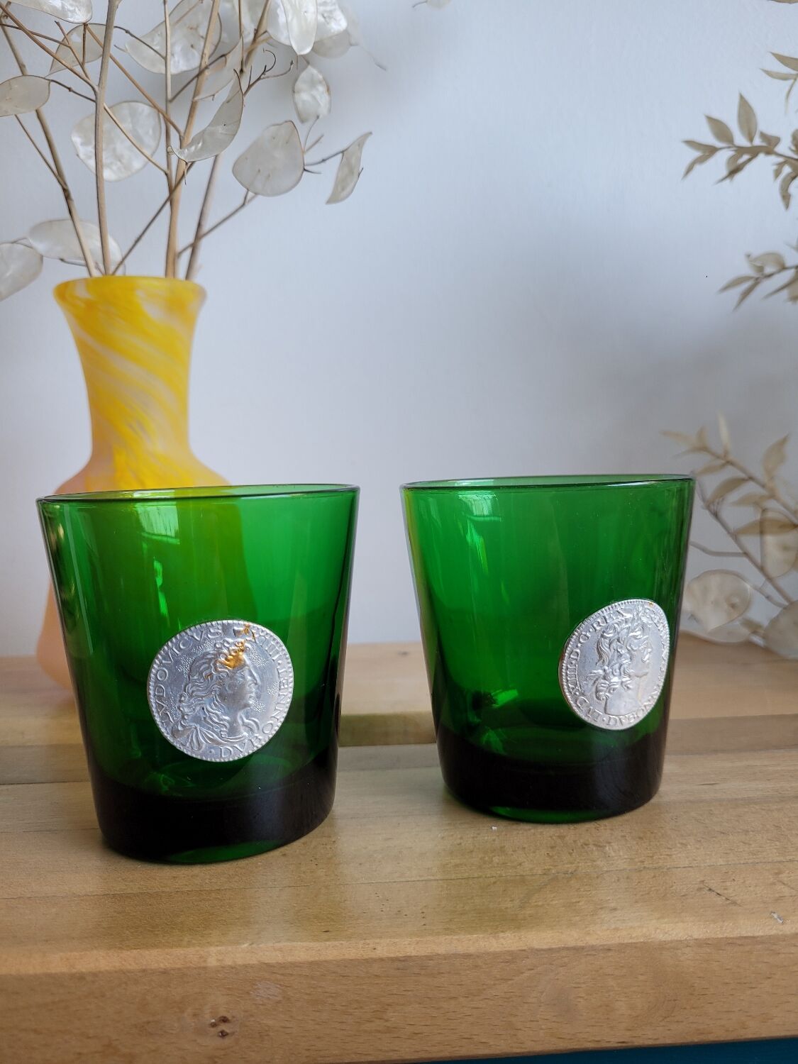 Set of 2 glasses with Dubonnet medallions