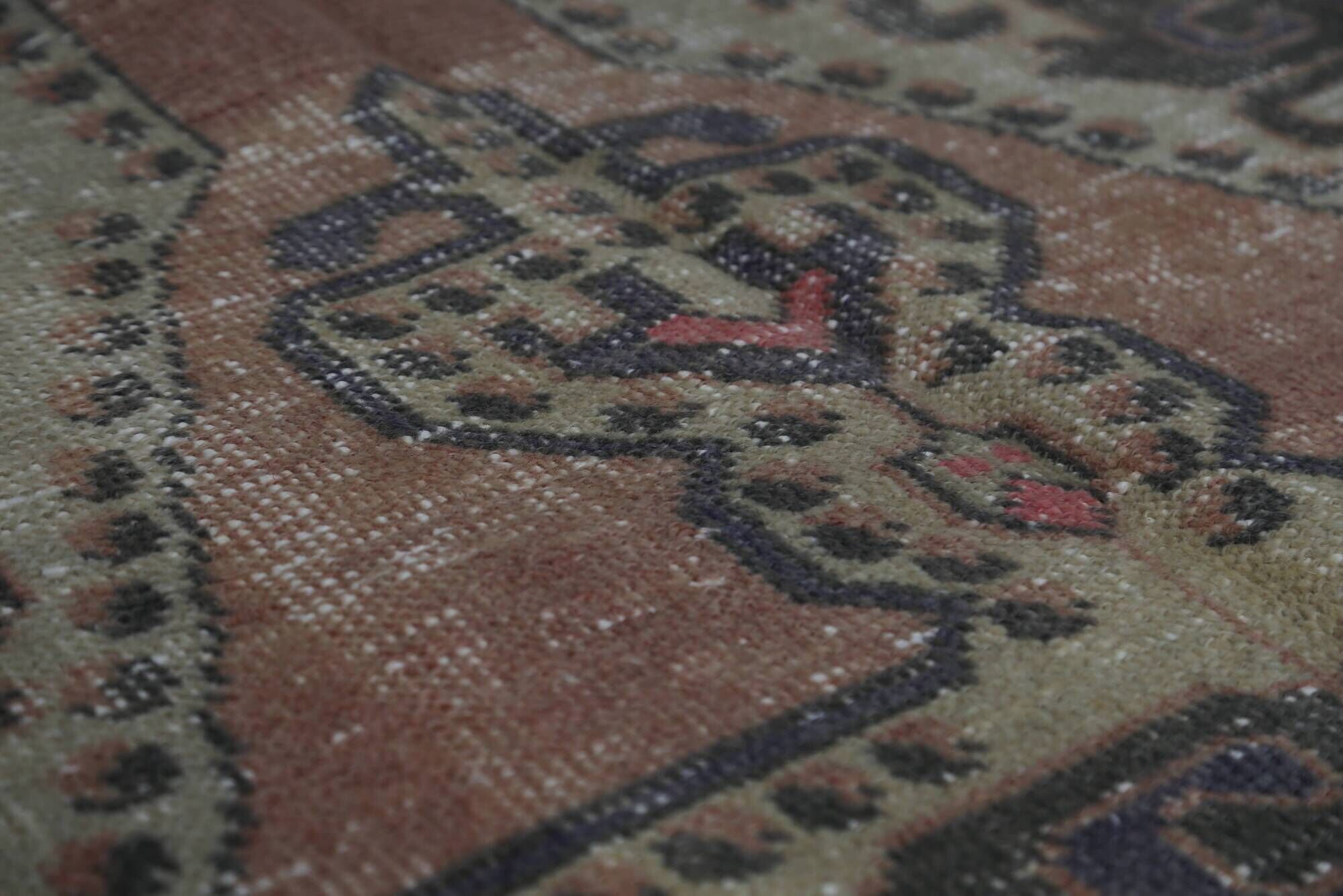 Vintage multicoloured Turkish rug with floral medallion, 125 × 213 cm