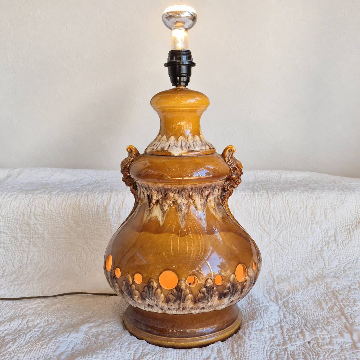Large caramel and cream glazed ceramic lamp – Relief decoration and double lighting