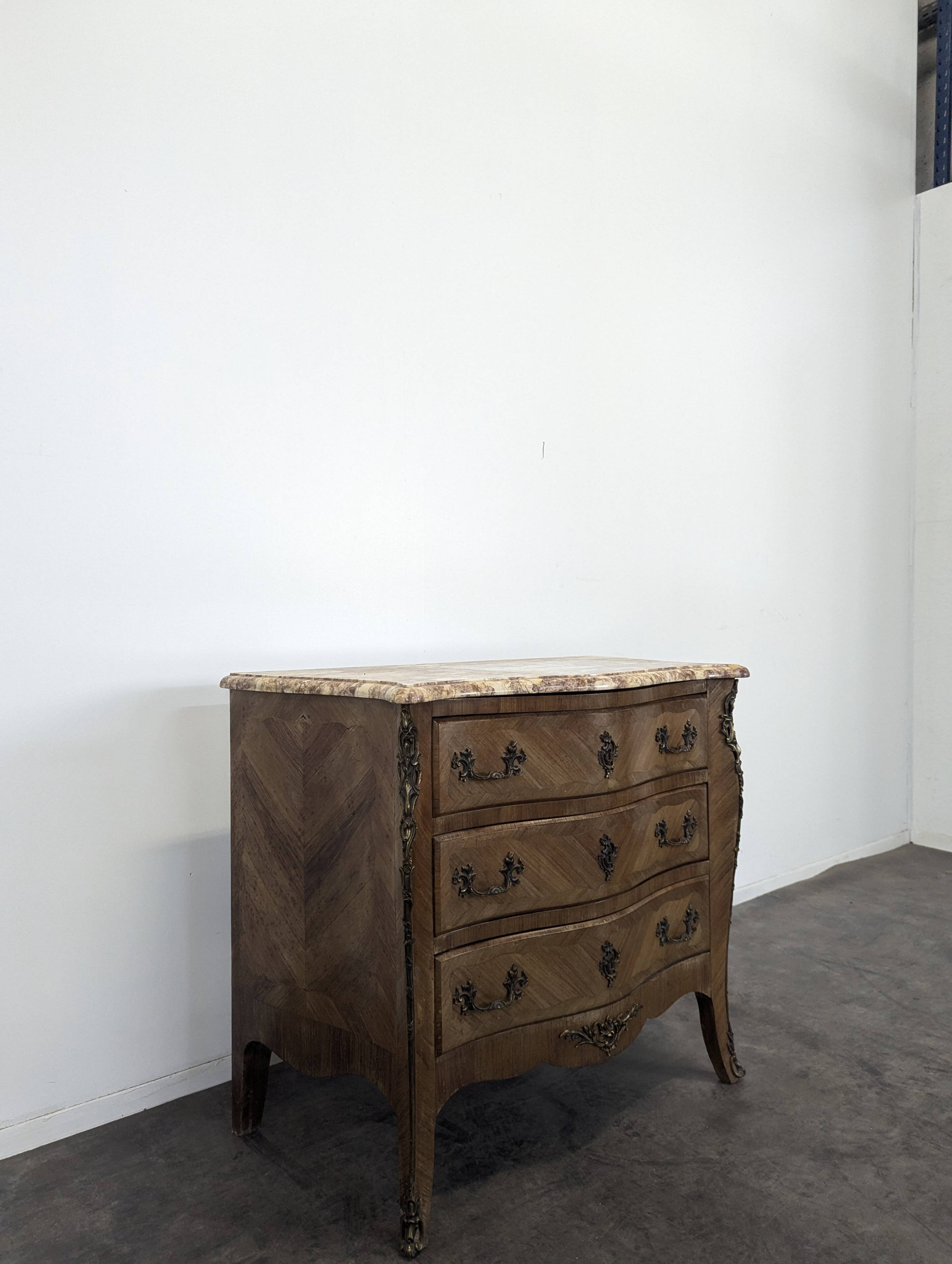 Commode de style Louis XV en marqueterie
