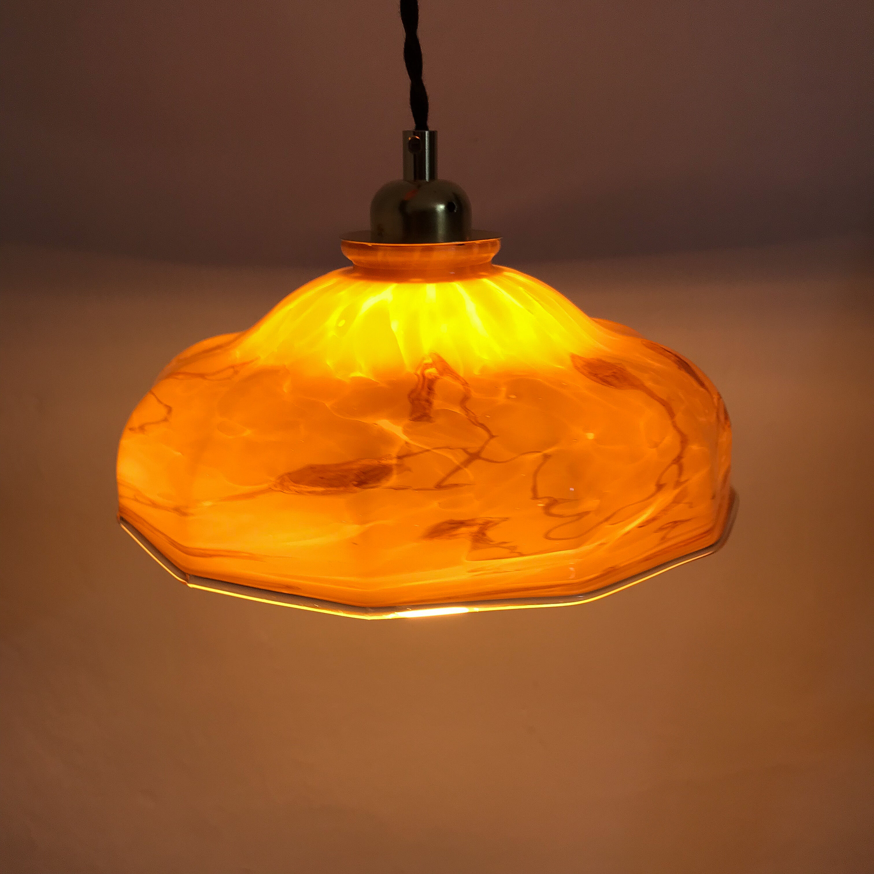 Marbled opaline suspension