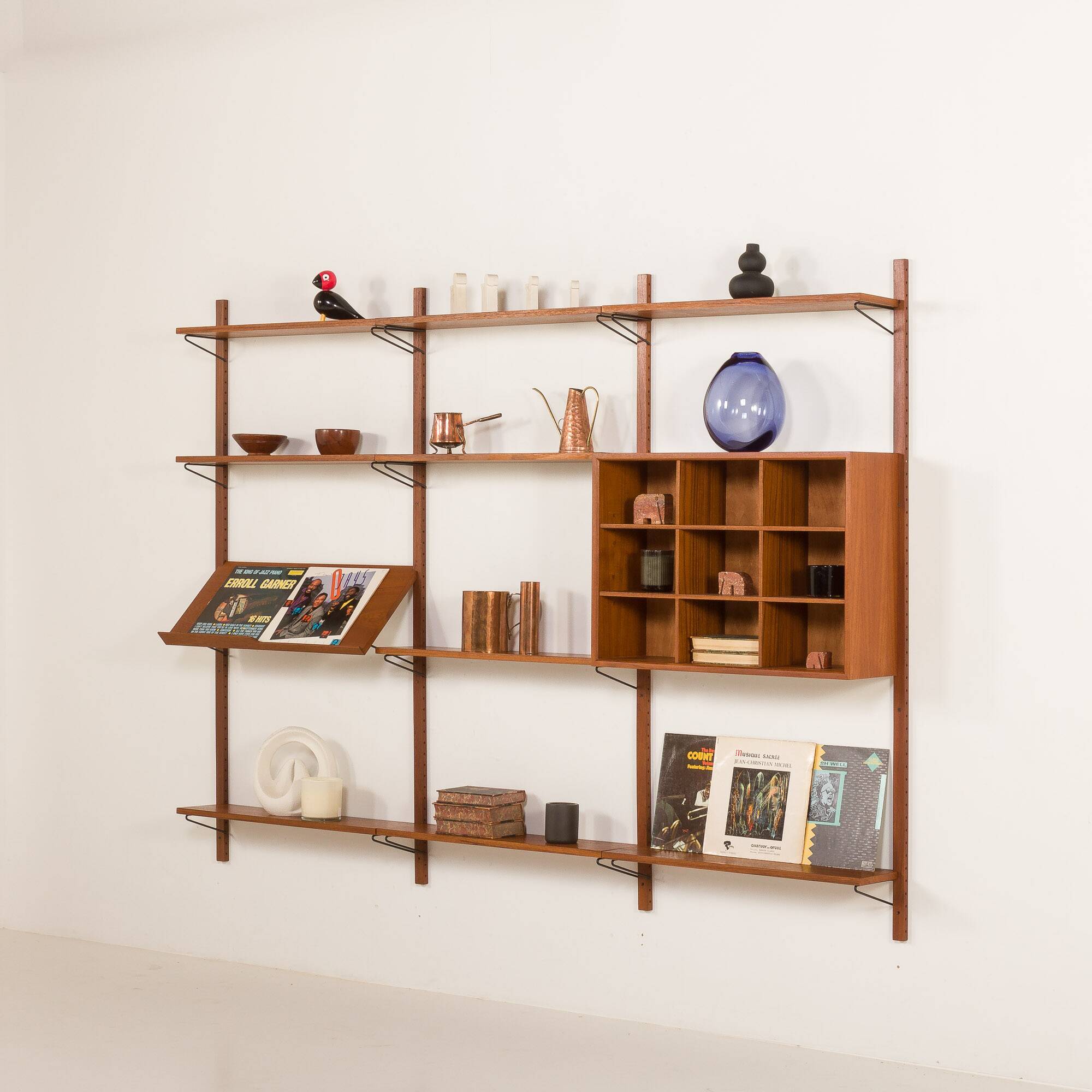 Meuble mural scandinave en teck du milieu du siècle avec étagère d'exposition, Danemark