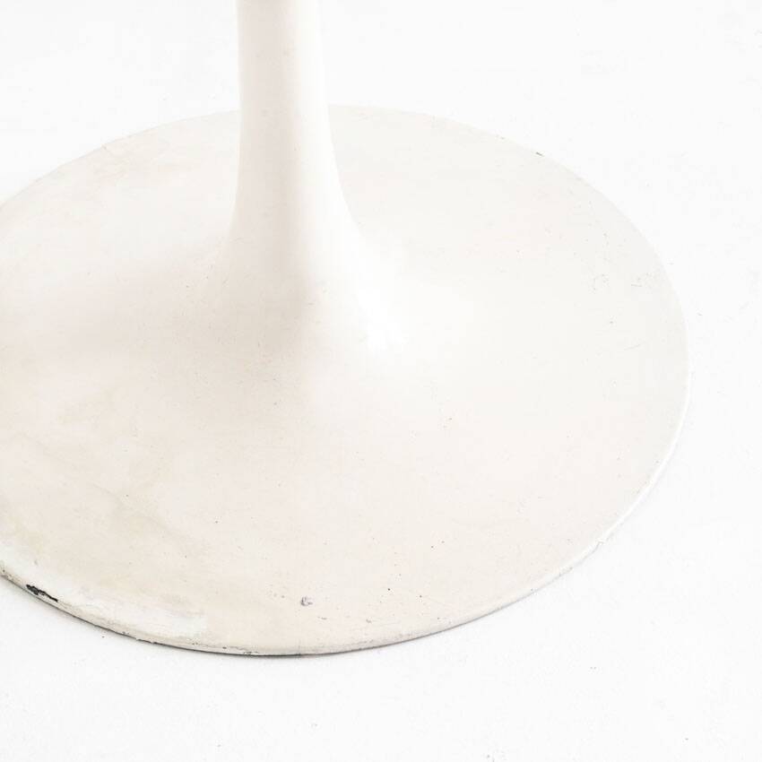 Vintage round table with tulip foot by Maurice Burke for Arkana. Aluminum + lacquered wood. United Kingdom, 60