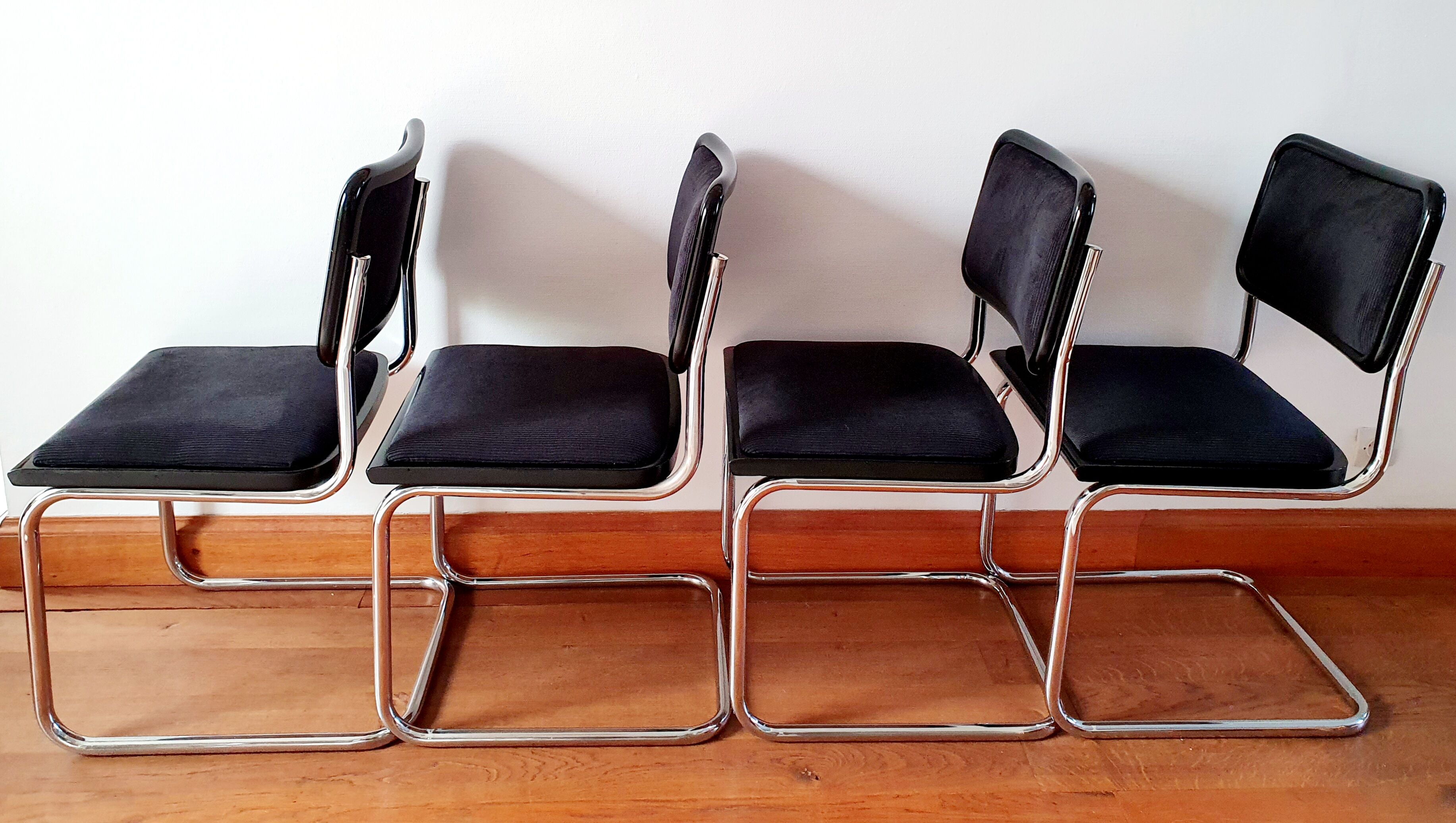 Série de 4 chaises B32 Marcel Breuer en velours côtelé noir