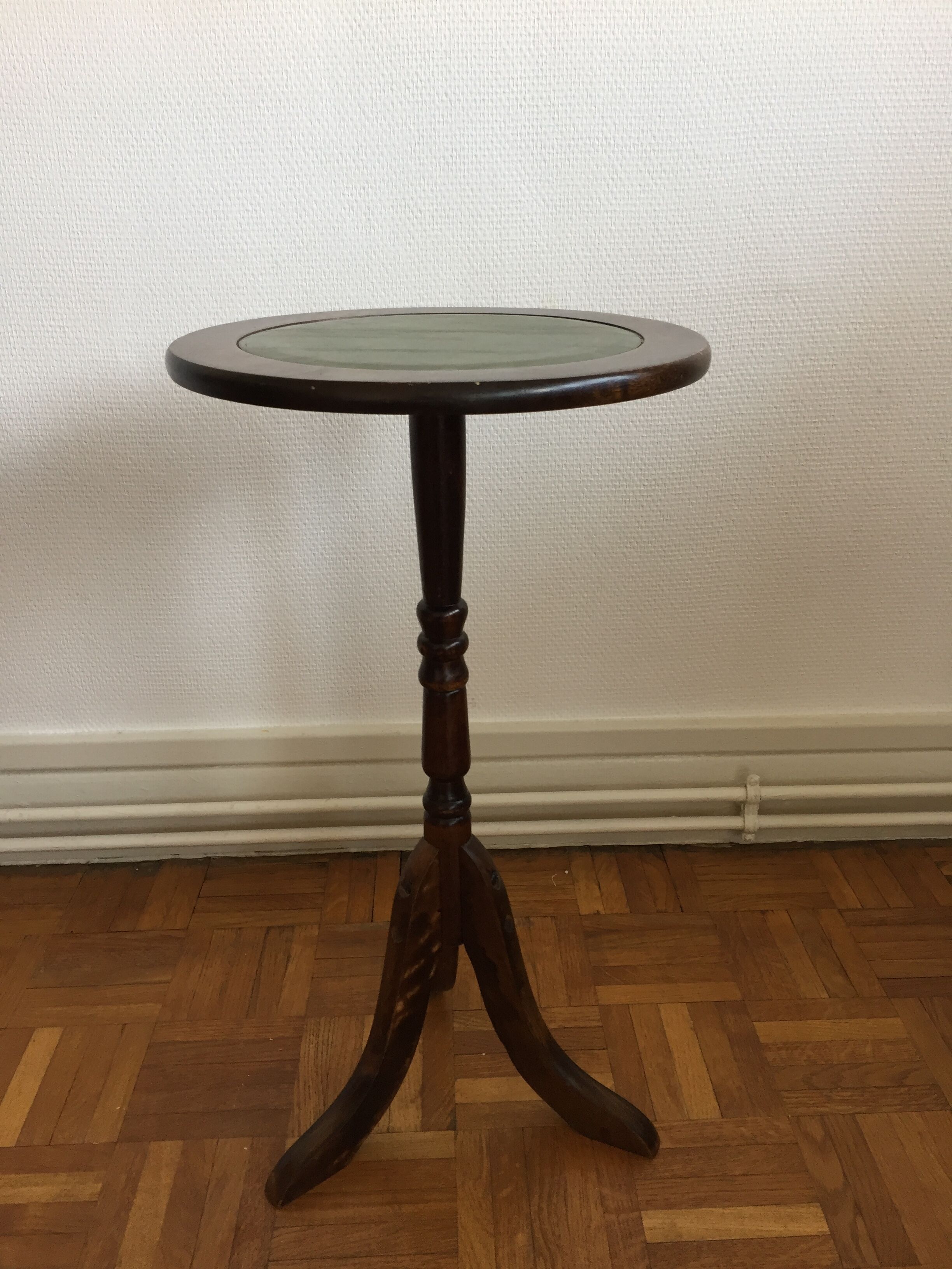 Pedestal in oak and green leather