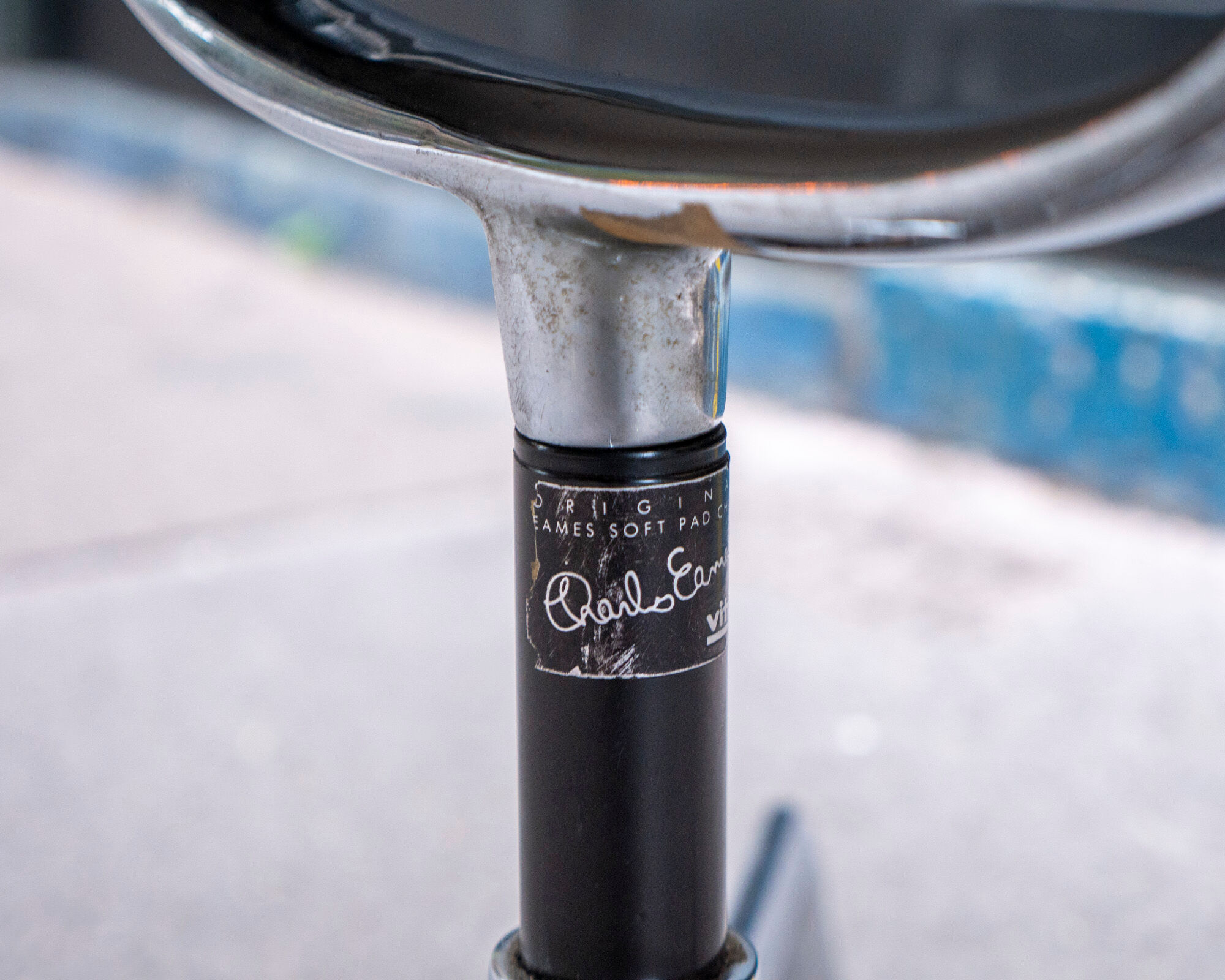 Soft Pad EA 218 brown chair by Charles & Ray Eames édit Herman Miller