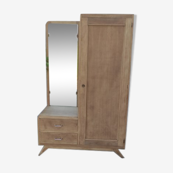 Asymmetrical cabinet