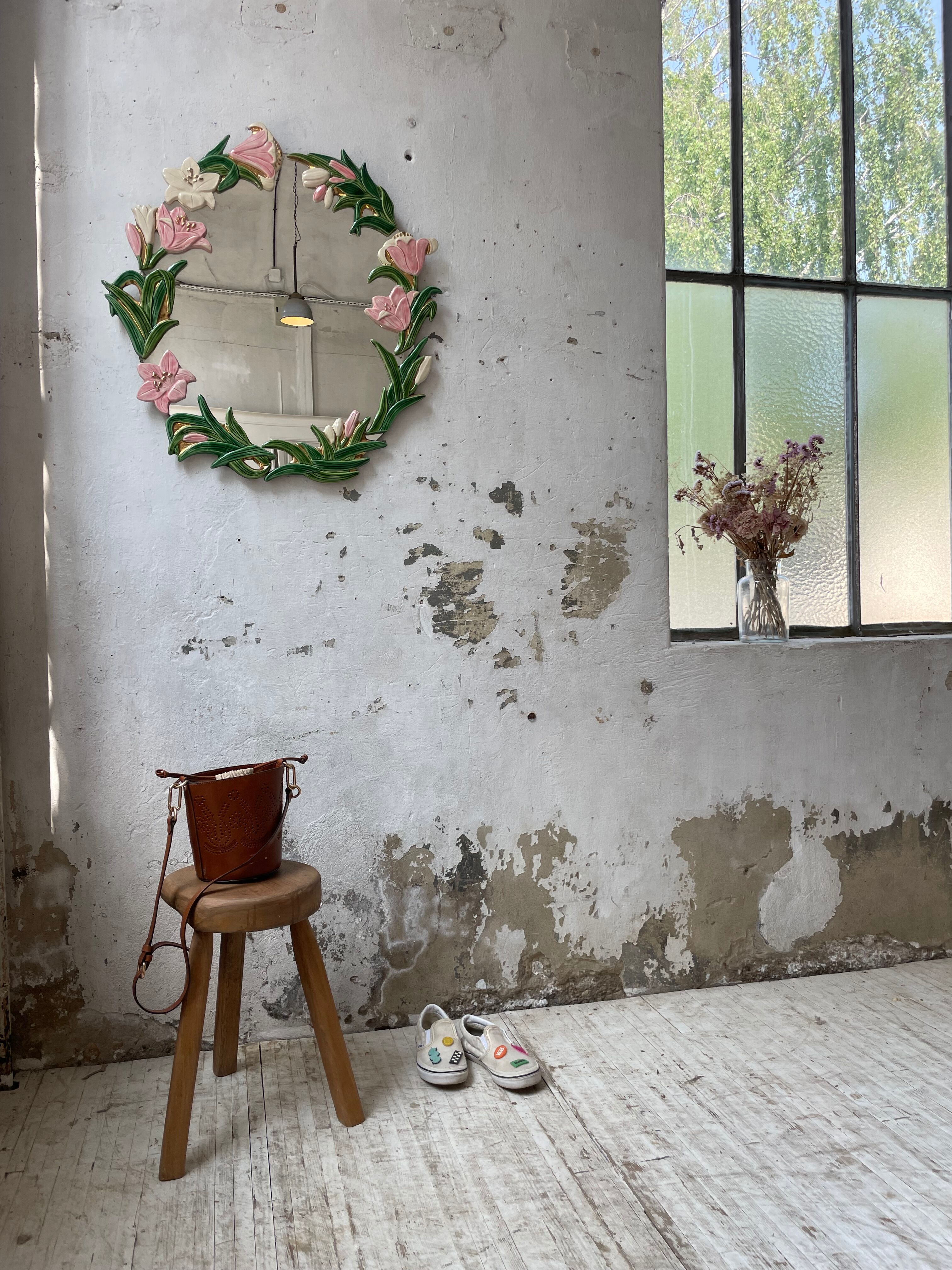 Oval ceramic mirror with flowers