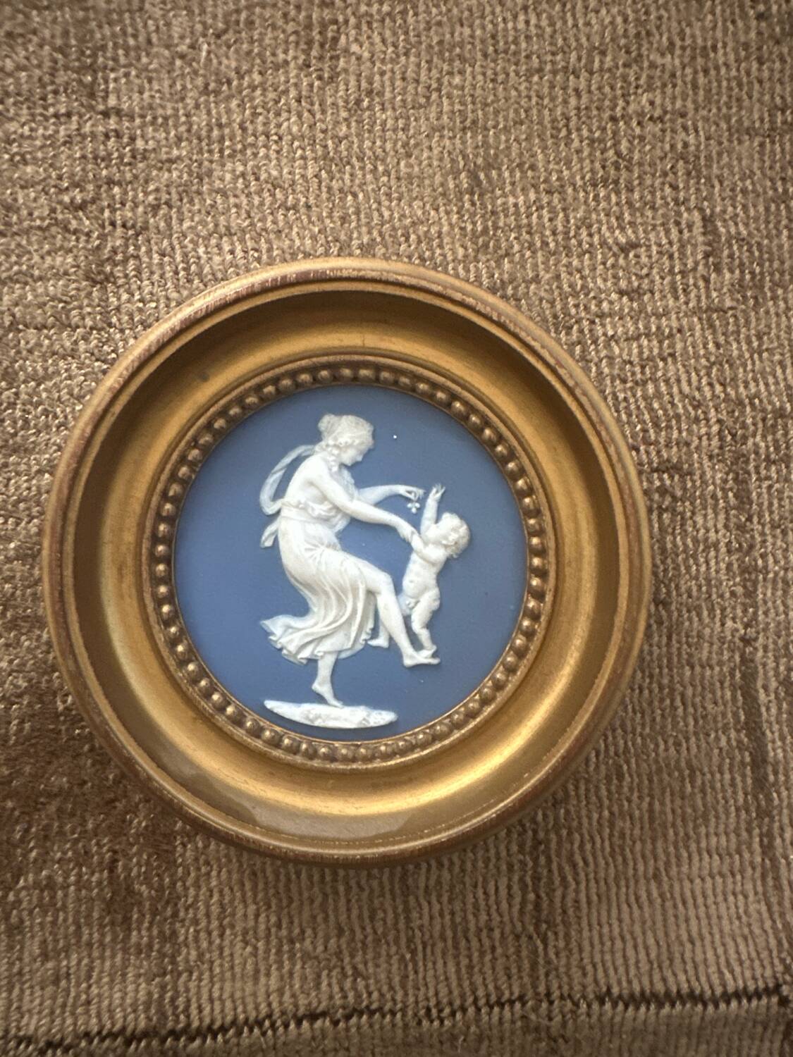 Porcelain biscuit medallion