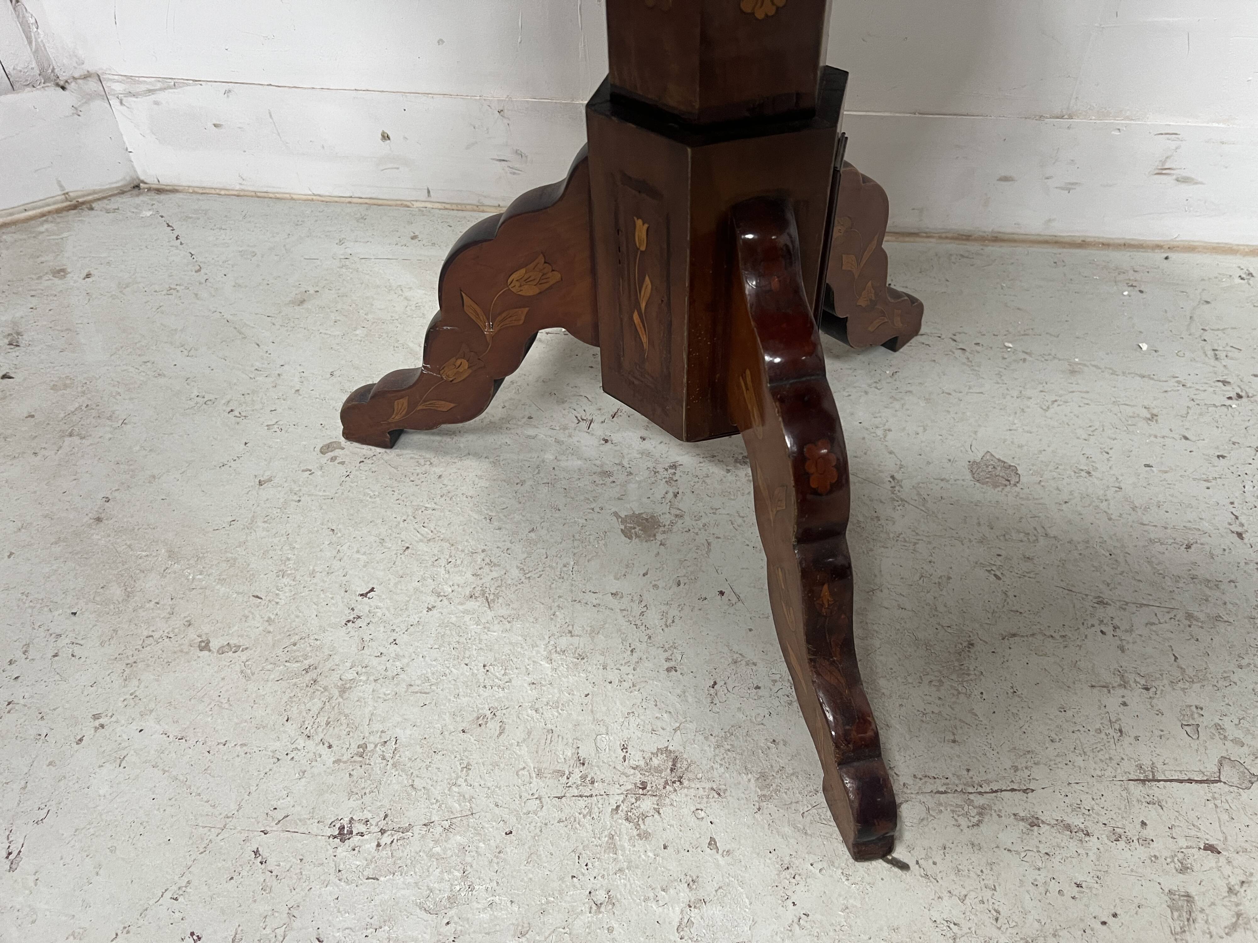 Silent servant with three inlaid trays, 19th century.