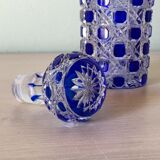 Flacon en cristal de Baccarat modèle diamants pierreries doublé bleu