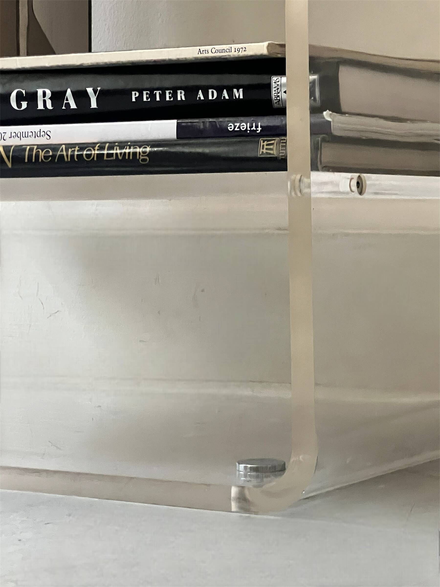 Bibliotheque design en plexiglass, Les Invisibles Marais International 70'S