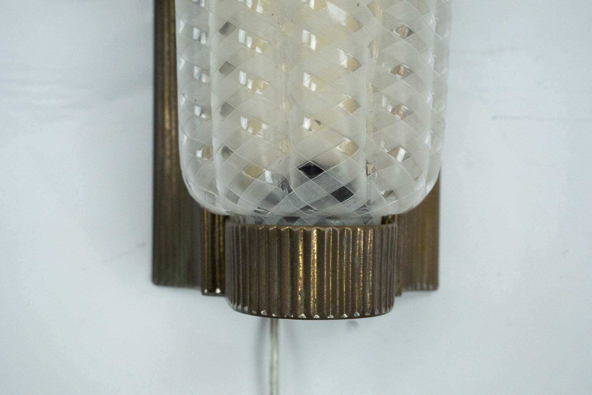 Grande applique Art déco simple en laiton et plexiglas. Italie, années 1930.