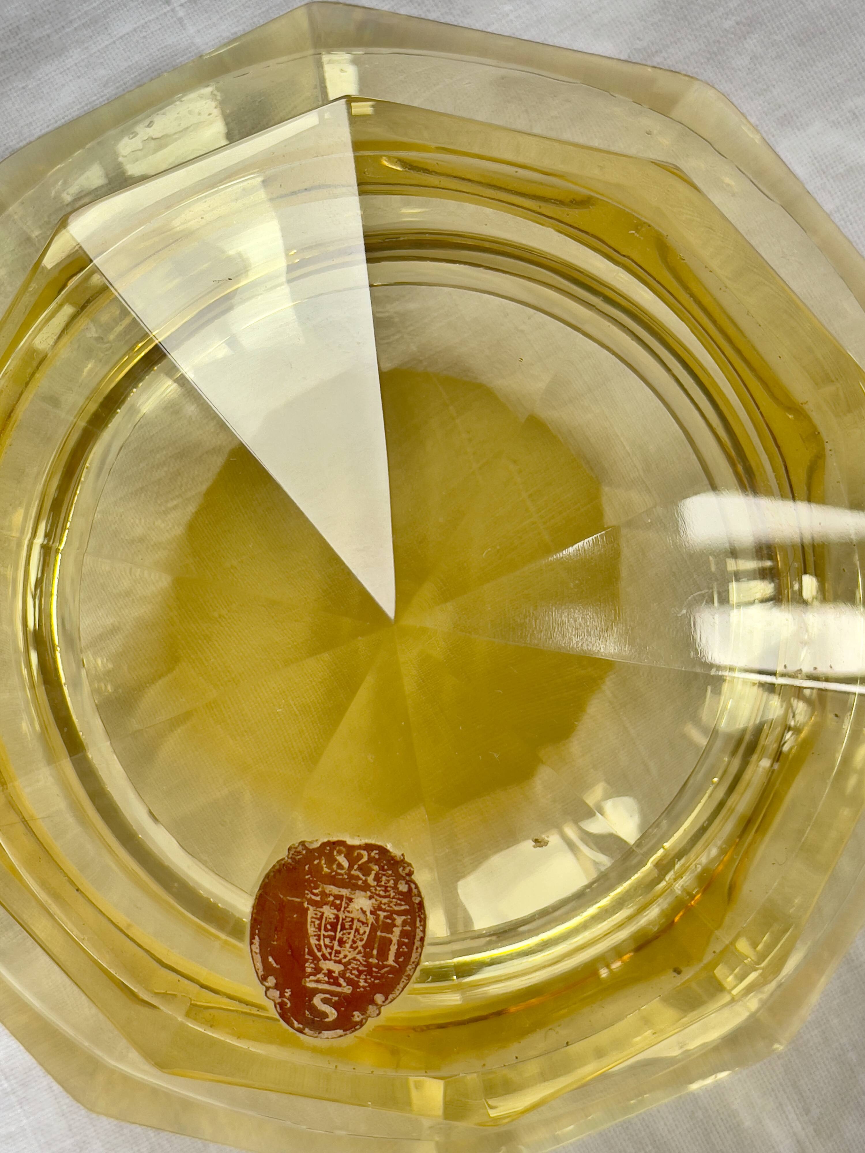 Poudrier Art Déco aux parois facettées  en cristal jaune citrine