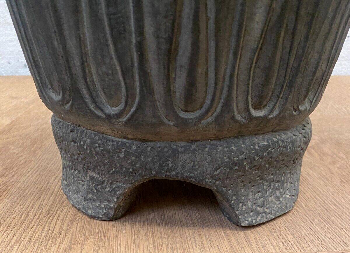 Vase en terre cuite polychrome a décor d'antilopes XX siècle