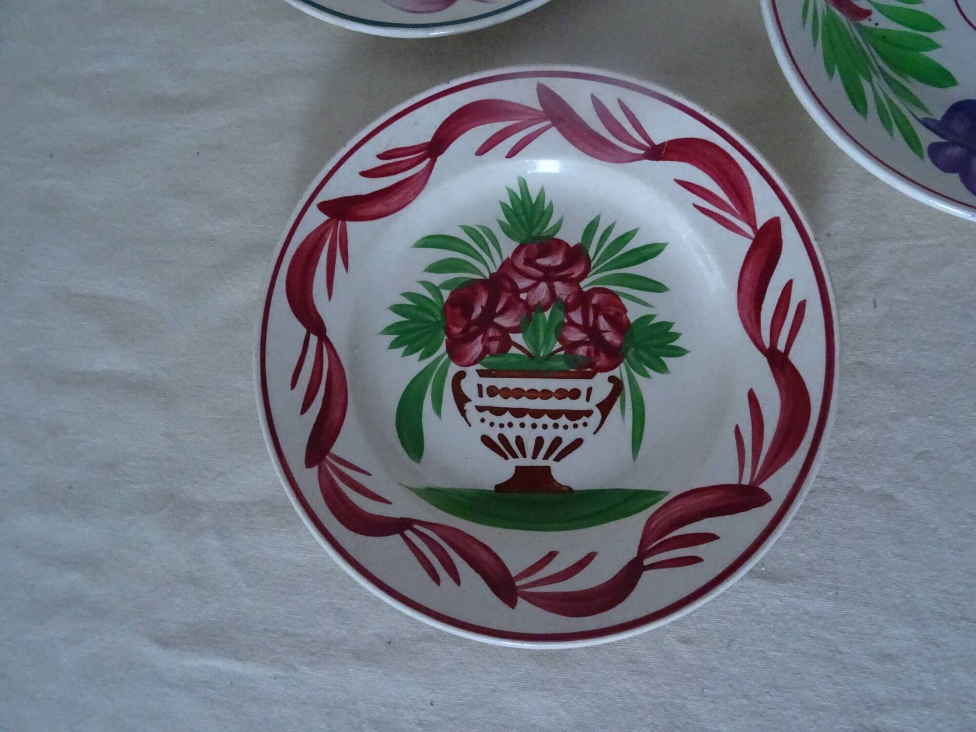 3 assiettes  plates sarreguemines, fleurs faience ancienne rouge et vert