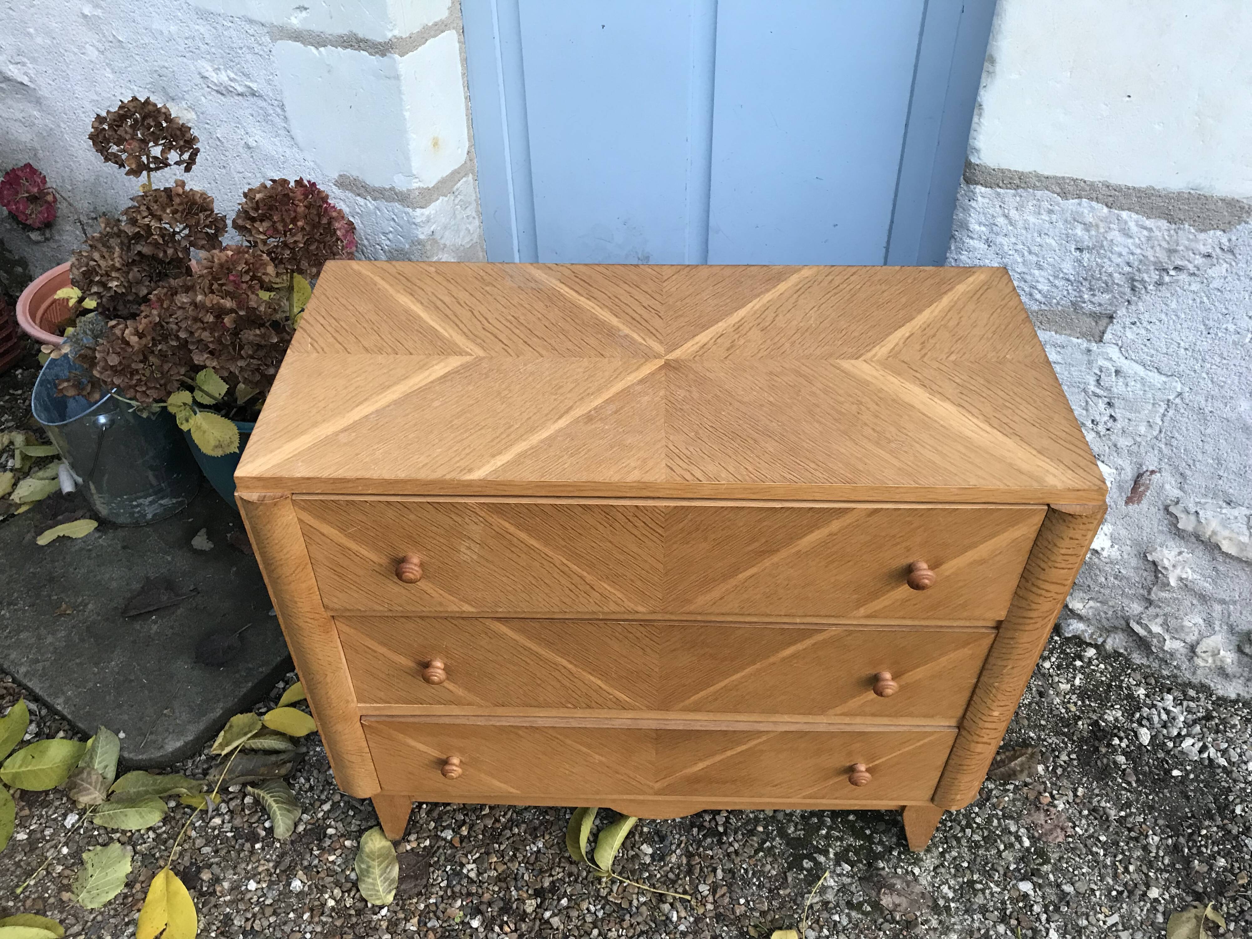 chest of drawers