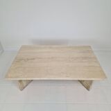 Table basse robuste en travertin italien avec deux pieds à trois pieds, années 1980