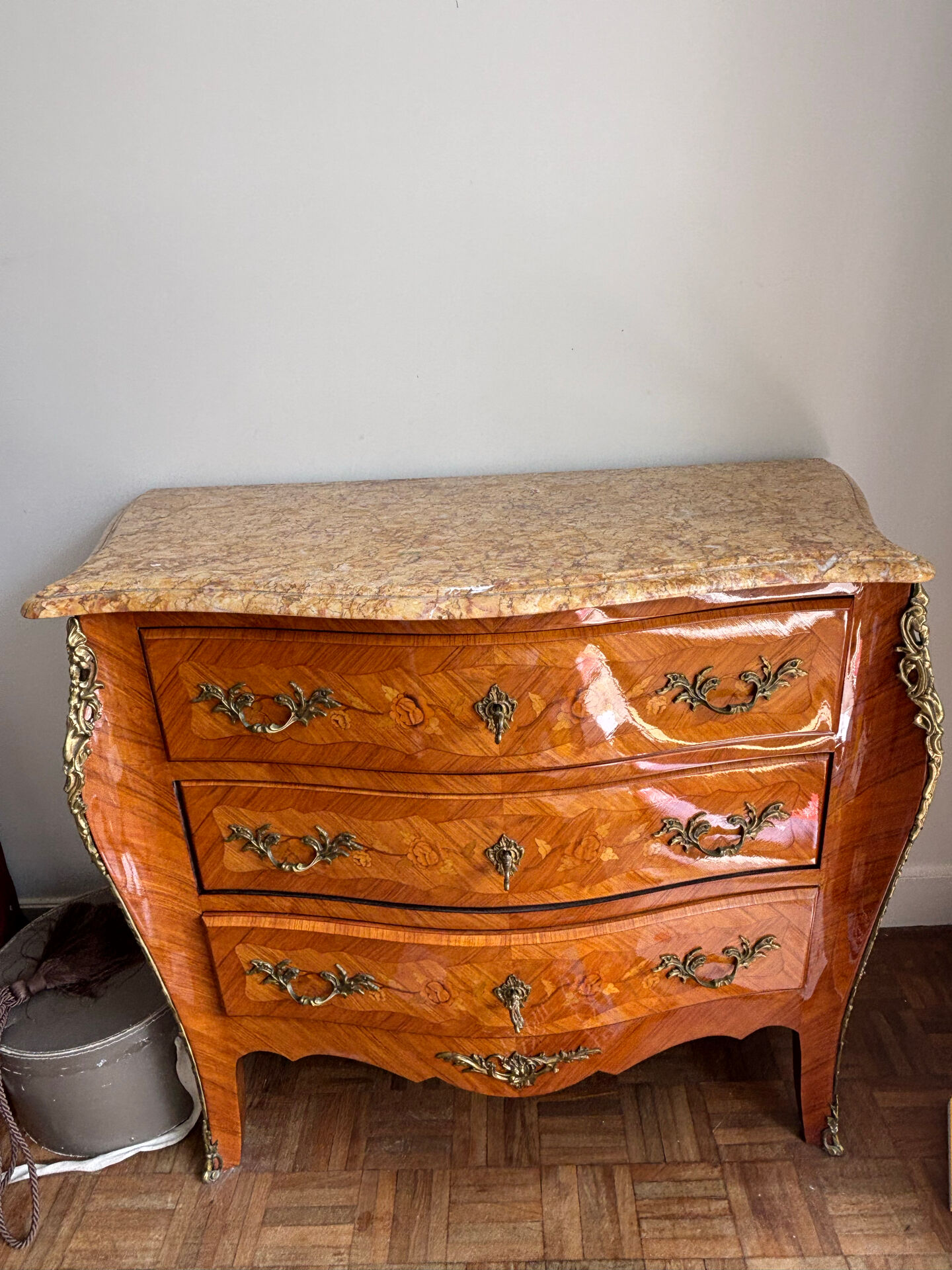 Commode sauteuse de style Louis XV en marqueterie, ornée de bronzes dé