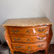 Commode sauteuse de style Louis XV en marqueterie, ornée de bronzes dé