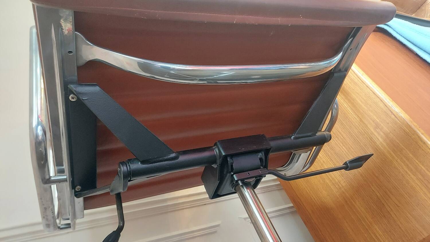 Vintage Eames EA 119 Armchair – High-End Vintage Replica – Alumi