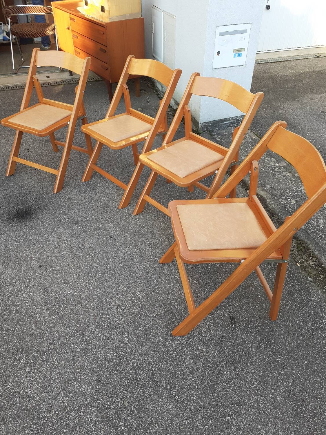 “Space saving” dining set