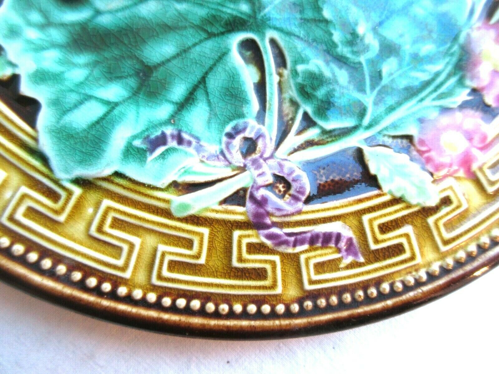 Slurry plate Choisy le Roi: Leaves and flowers bound by a ribbon